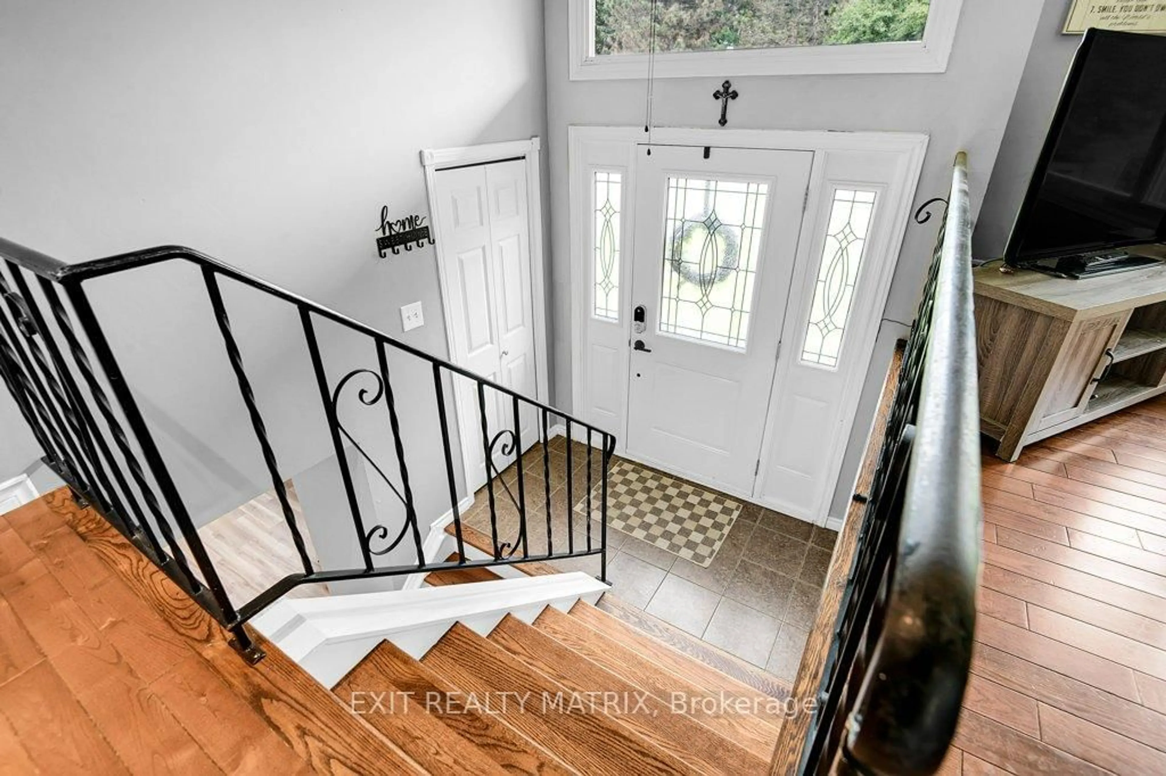 Indoor entryway for 8296 Corlyon St, Metcalfe Ontario K0A 2P0