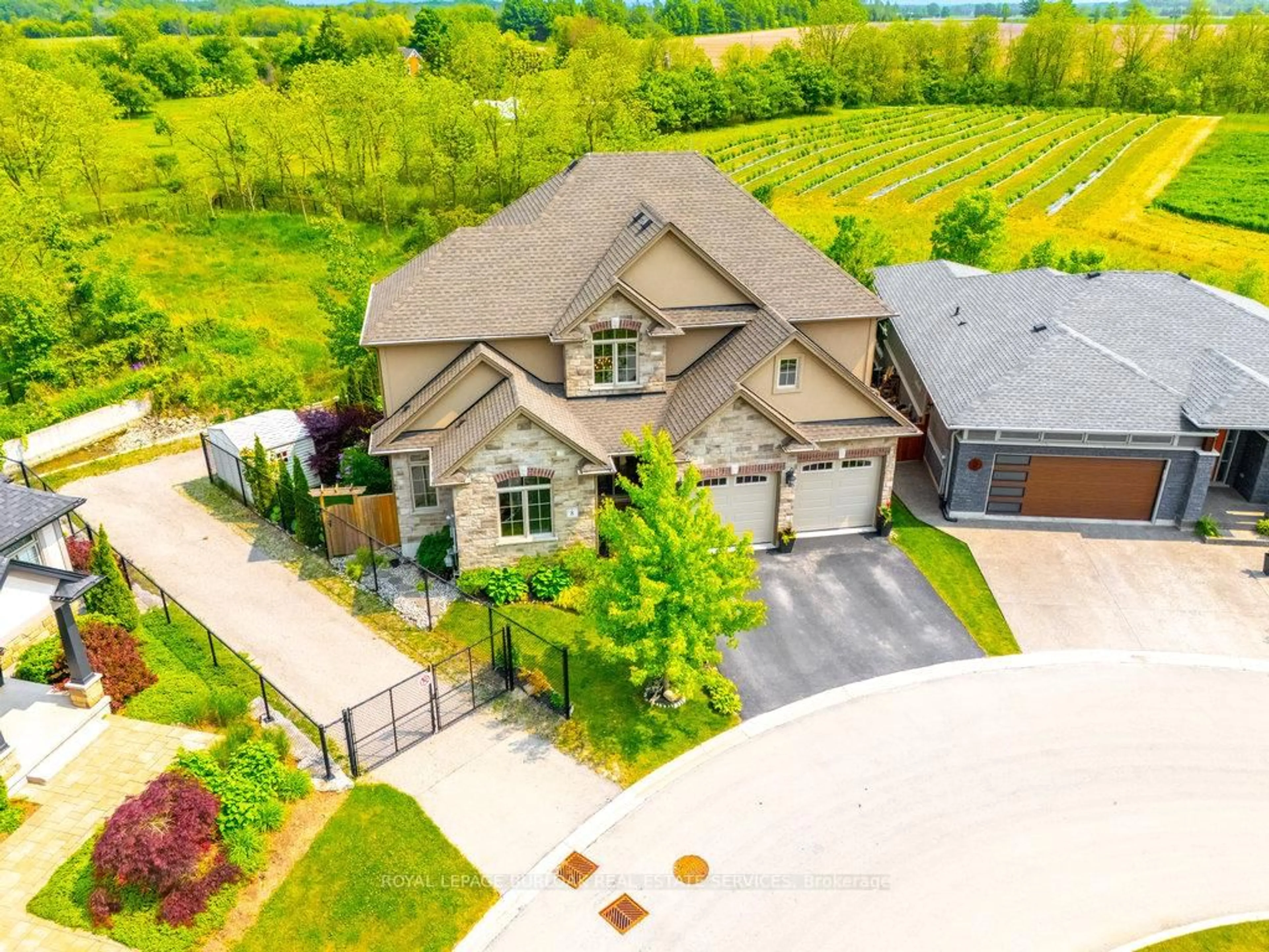 A pic from outside/outdoor area/front of a property/back of a property/a pic from drone, street for 3545 Campden Rd #8, Lincoln Ontario L0R 1G0