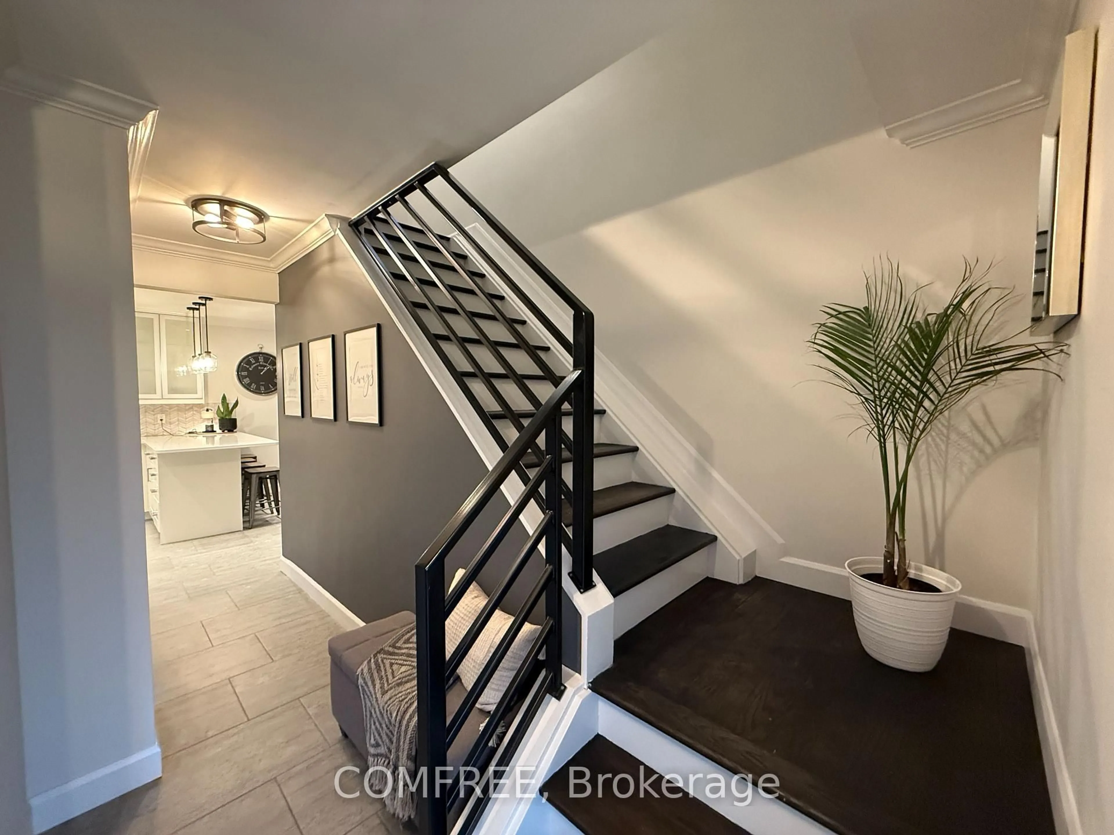 Indoor entryway for 62 Menard St, Russell Ontario K0A 1W1