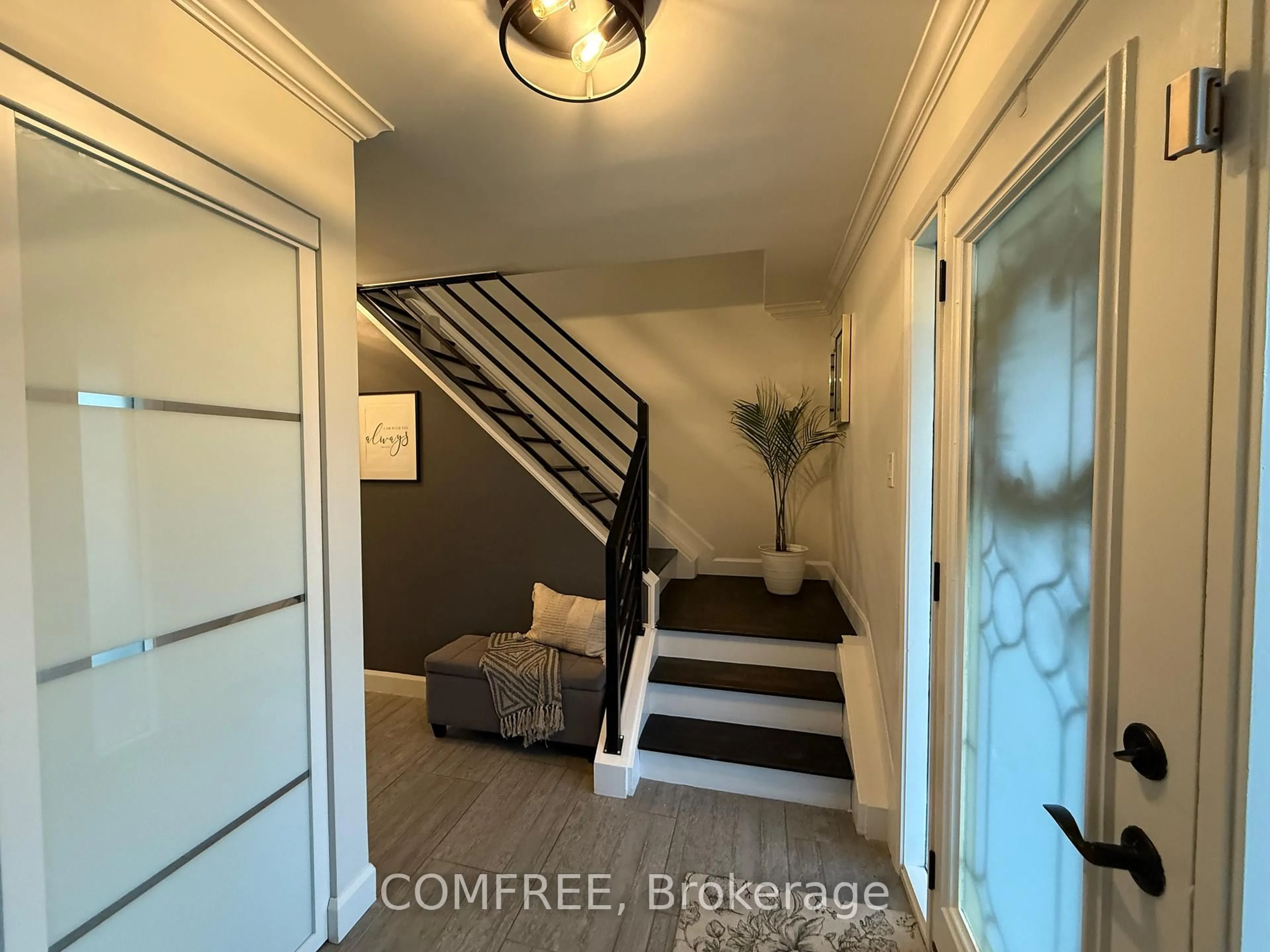 Indoor entryway for 62 Menard St, Russell Ontario K0A 1W1