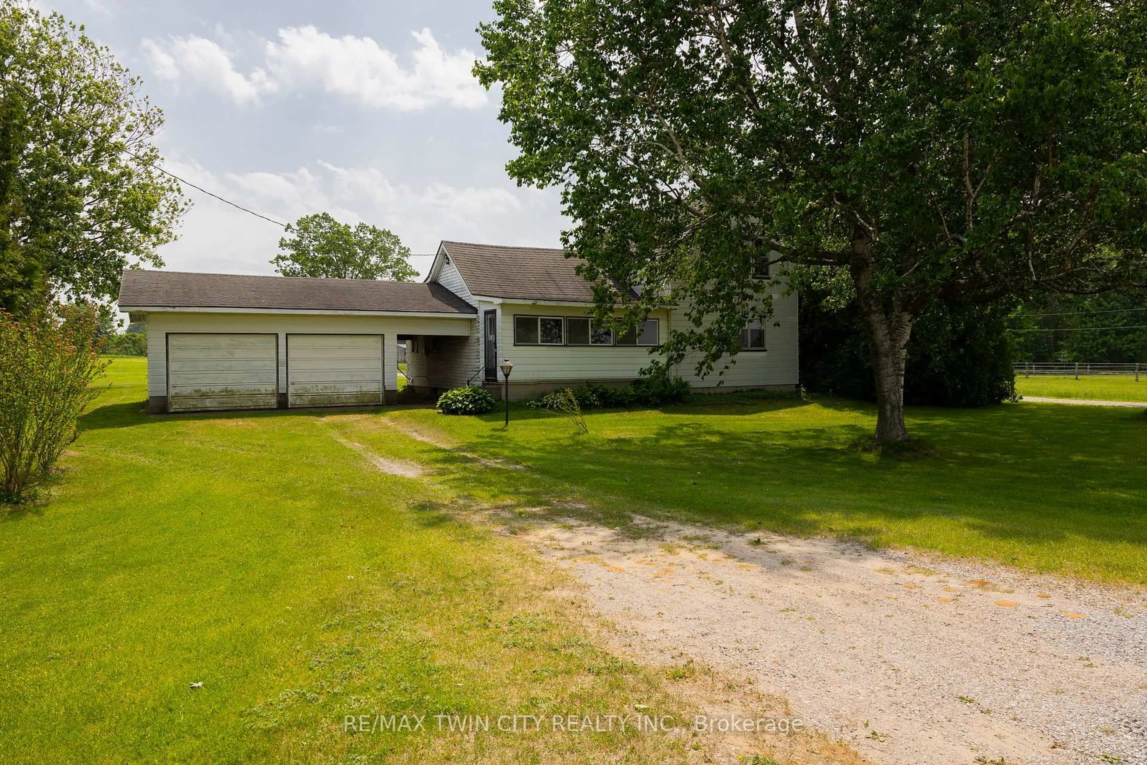 A pic from outside/outdoor area/front of a property/back of a property/a pic from drone, street for 794 WINDHAM CENTRE Rd, Norfolk Ontario N0E 1H0