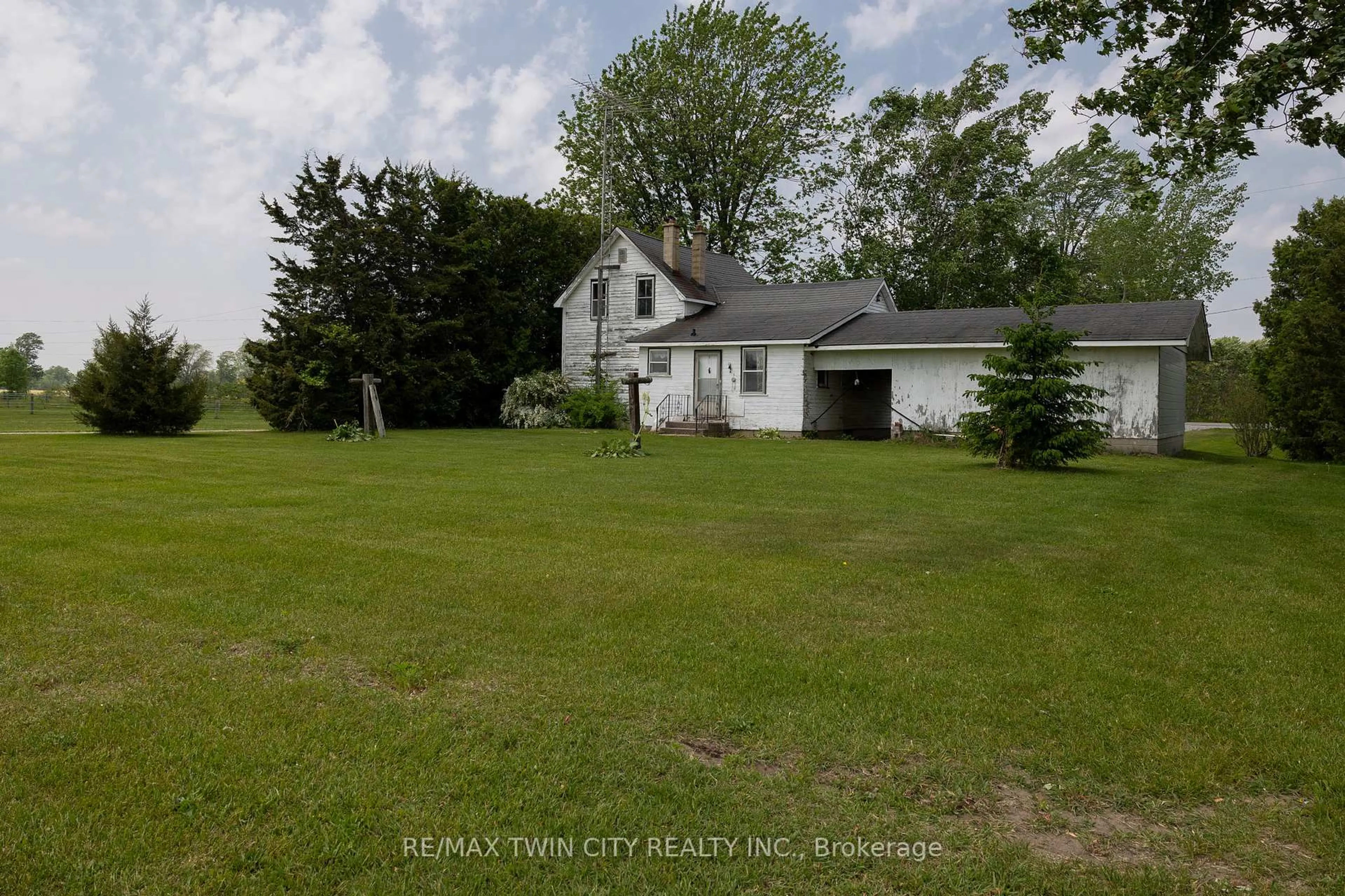 A pic from outside/outdoor area/front of a property/back of a property/a pic from drone, unknown for 794 WINDHAM CENTRE Rd, Norfolk Ontario N0E 1H0