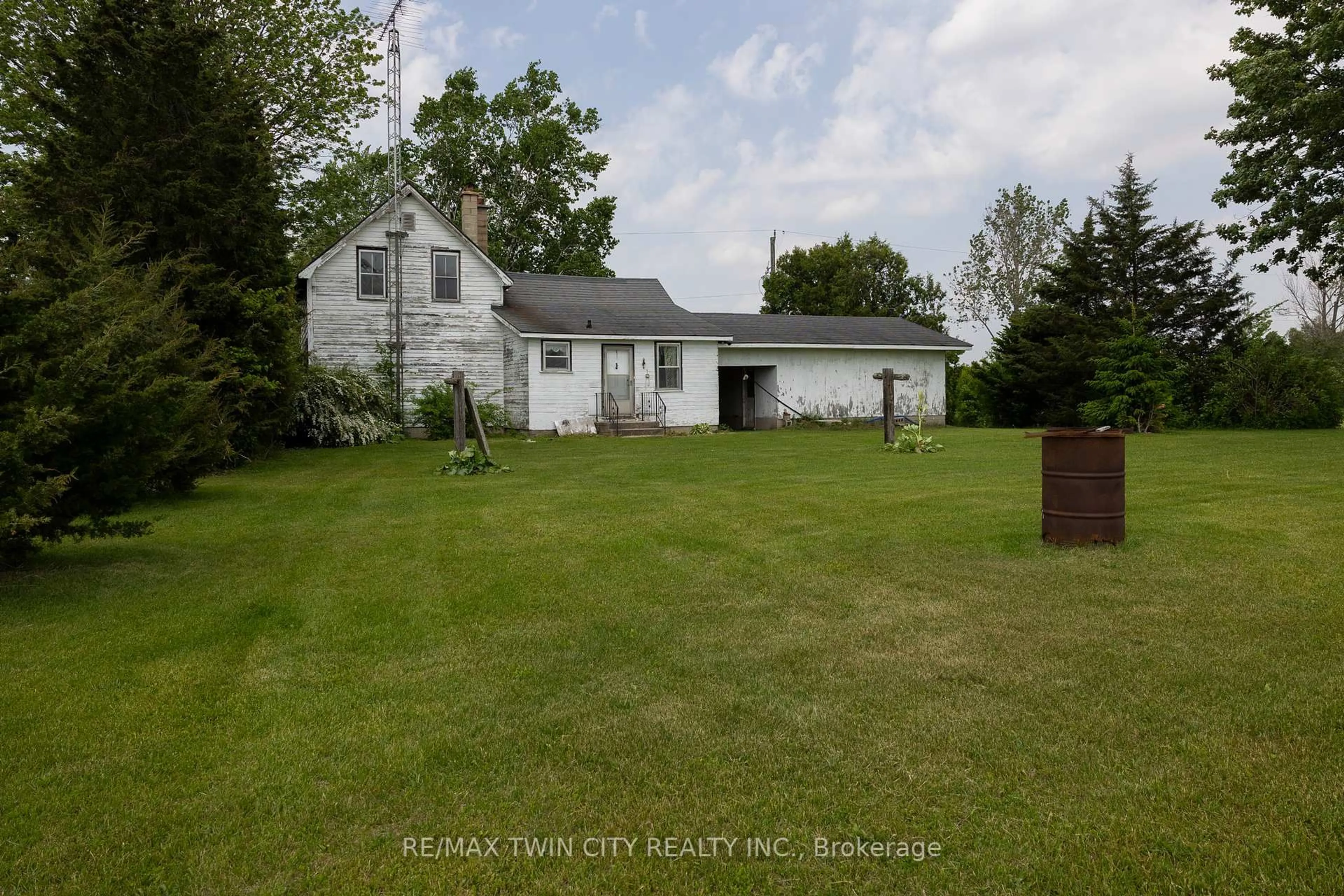 A pic from outside/outdoor area/front of a property/back of a property/a pic from drone, unknown for 794 WINDHAM CENTRE Rd, Norfolk Ontario N0E 1H0