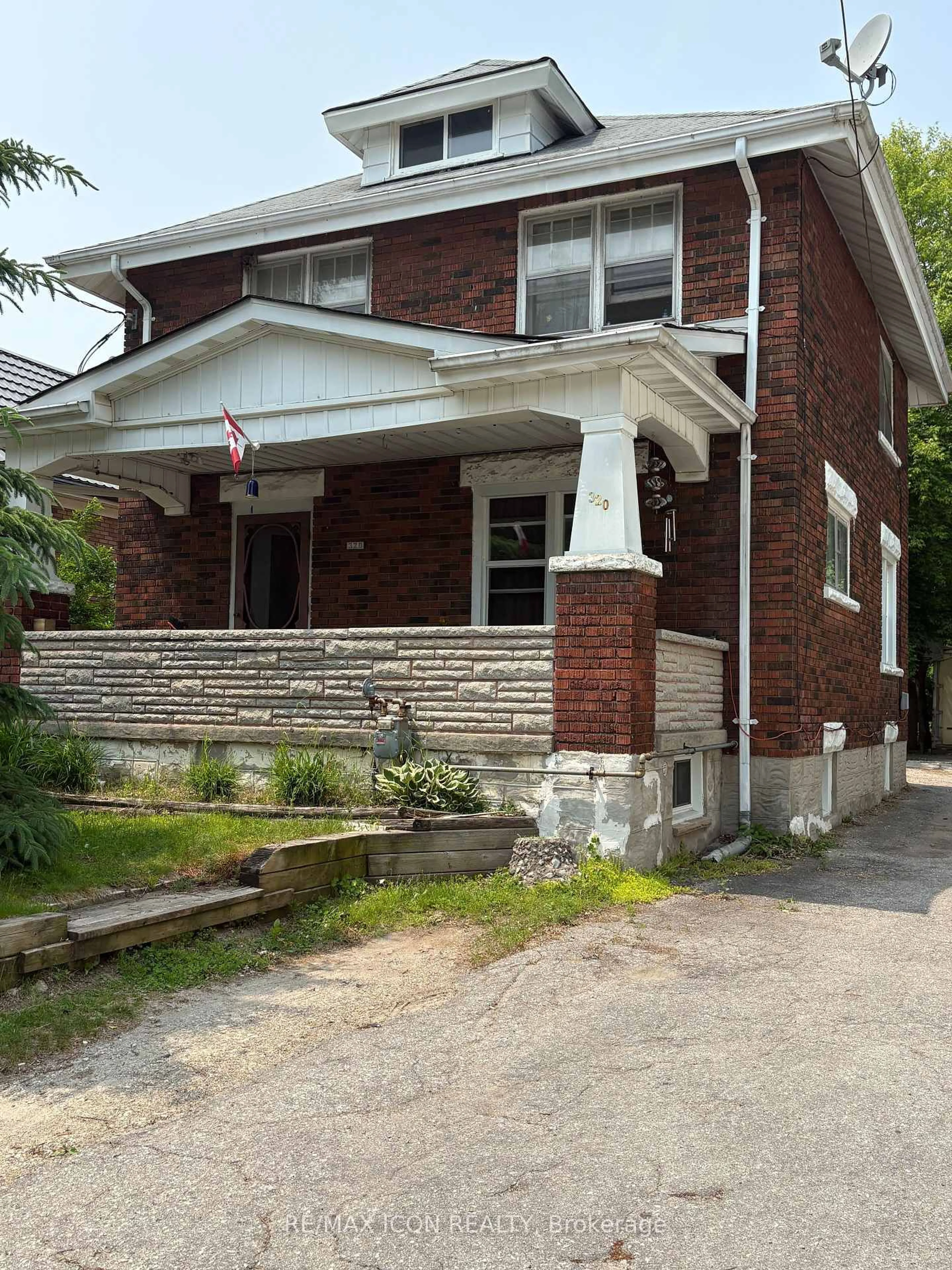 Home with brick exterior material, street for 320 Guelph St, Kitchener Ontario N2H 5X3
