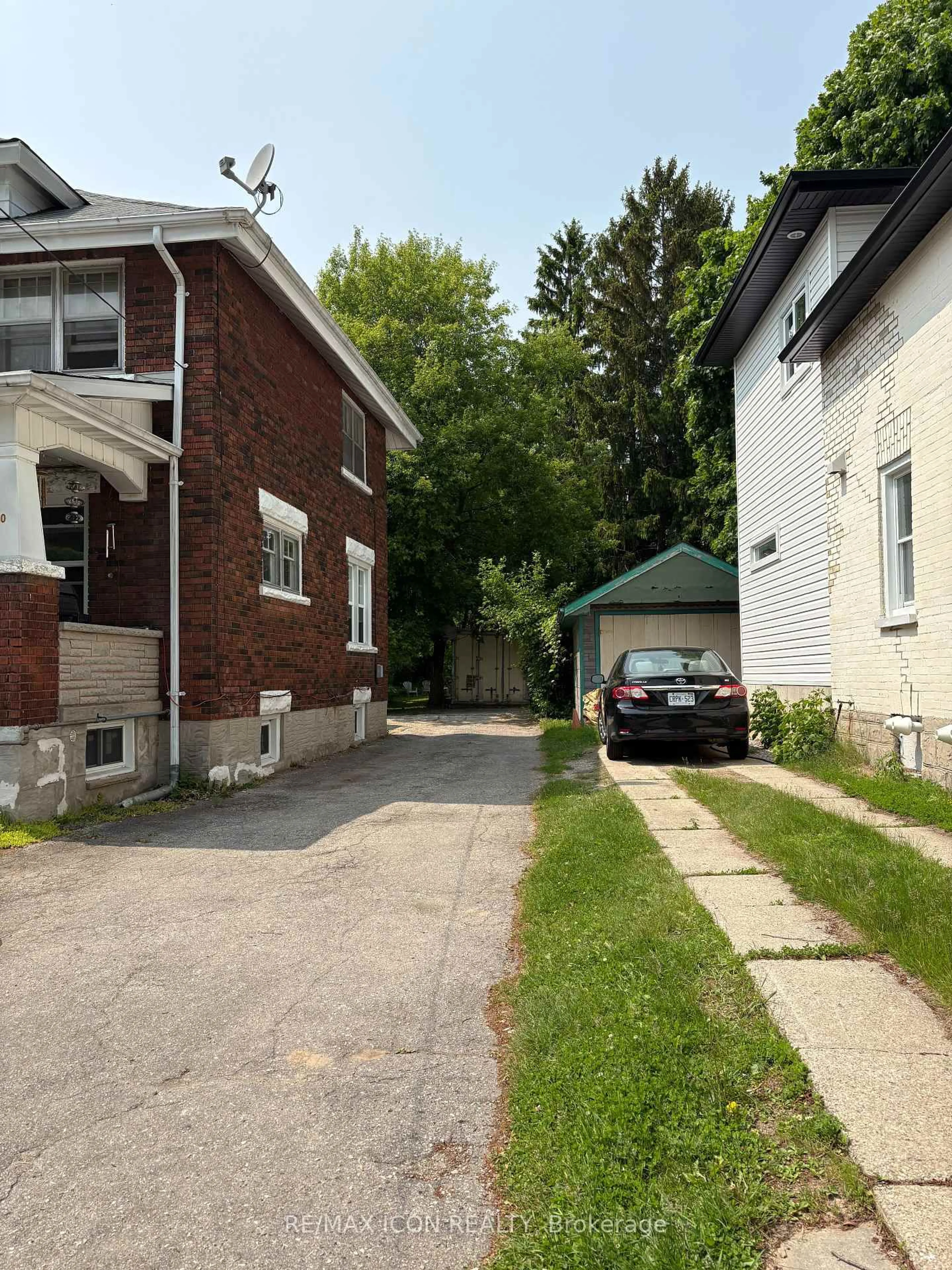 A pic from outside/outdoor area/front of a property/back of a property/a pic from drone, street for 320 Guelph St, Kitchener Ontario N2H 5X3