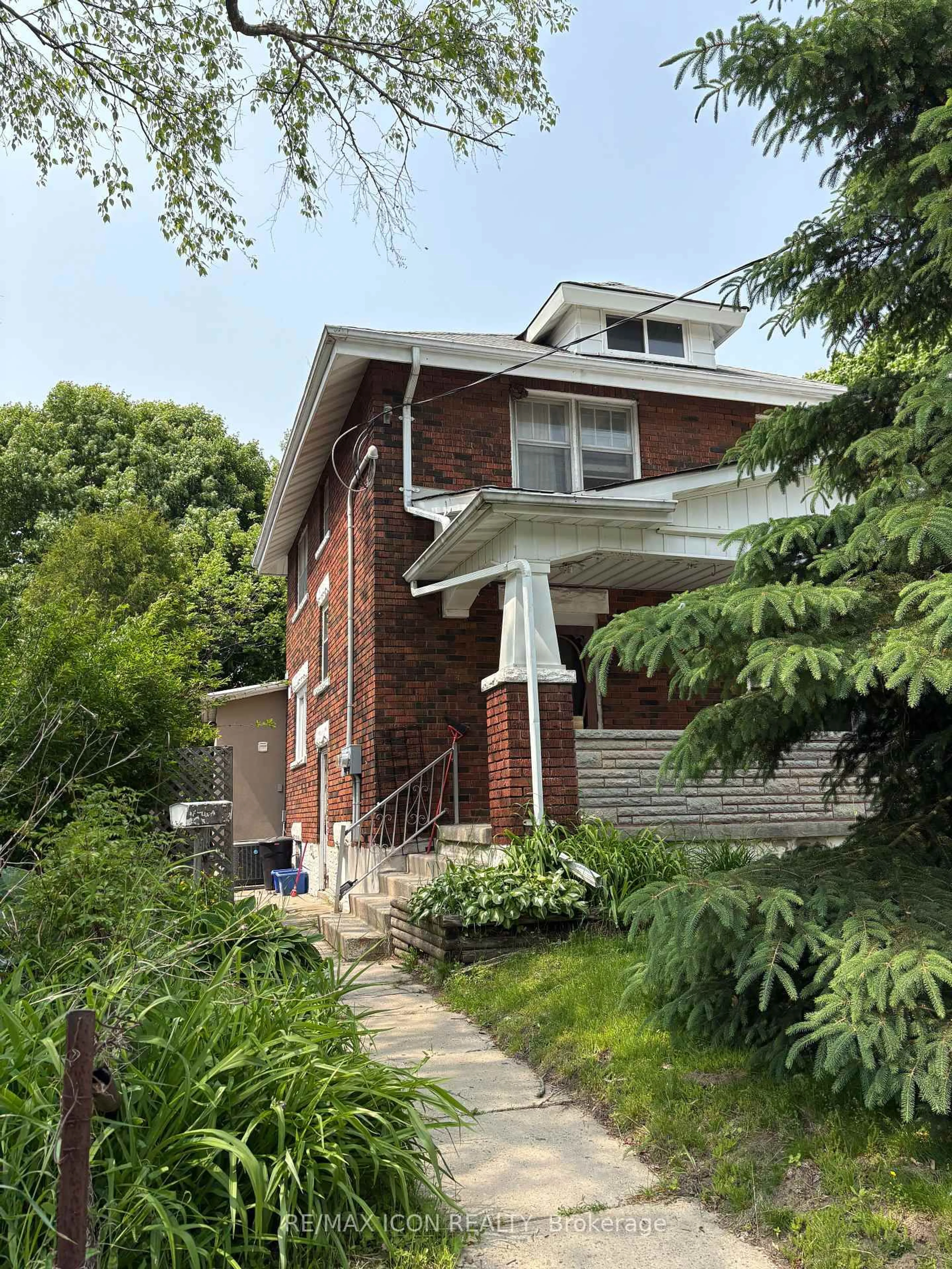 Home with brick exterior material, street for 320 Guelph St, Kitchener Ontario N2H 5X3
