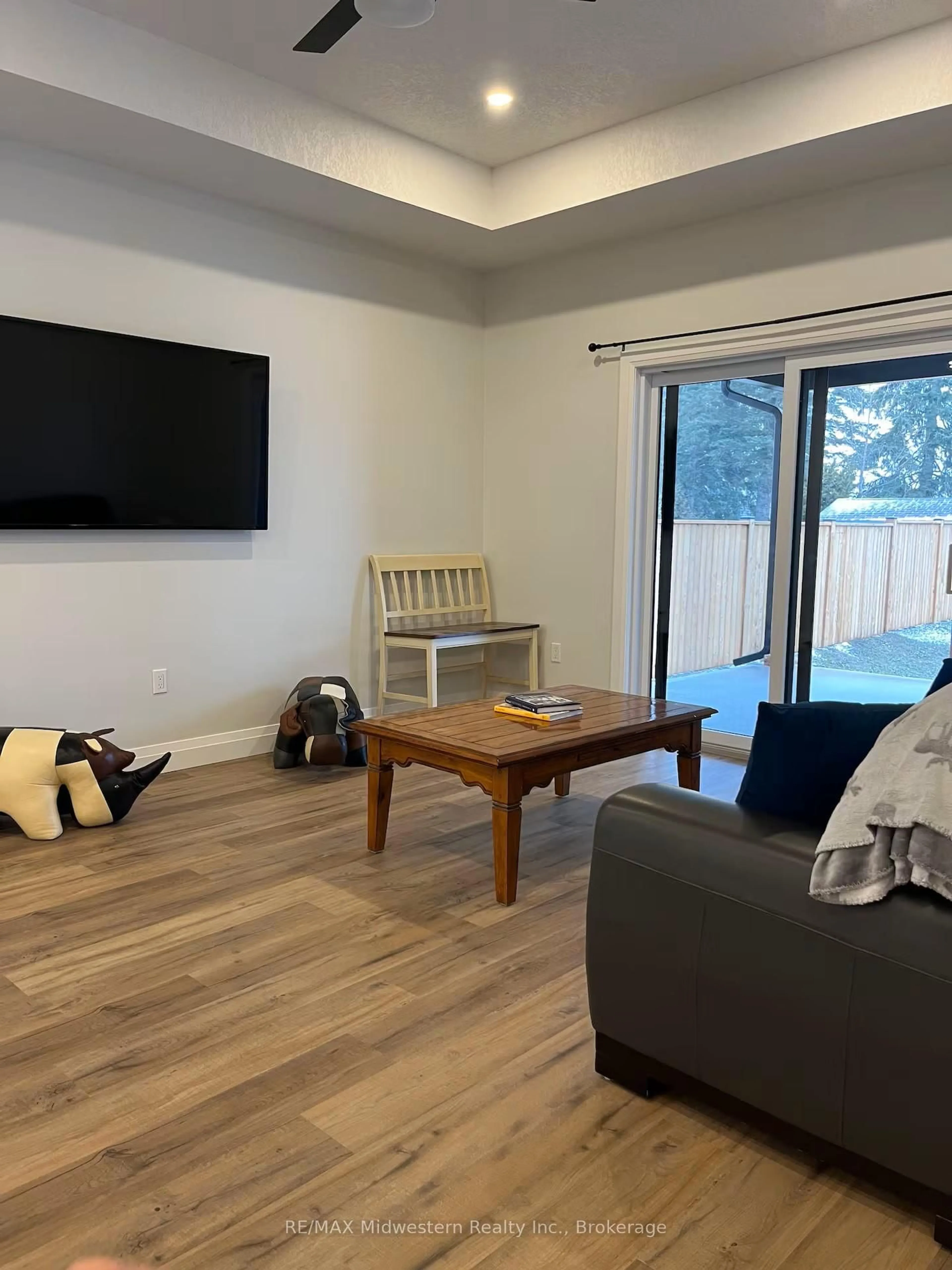 Living room with furniture, wood/laminate floor for 23 William St, Minto Ontario N0G 1M0