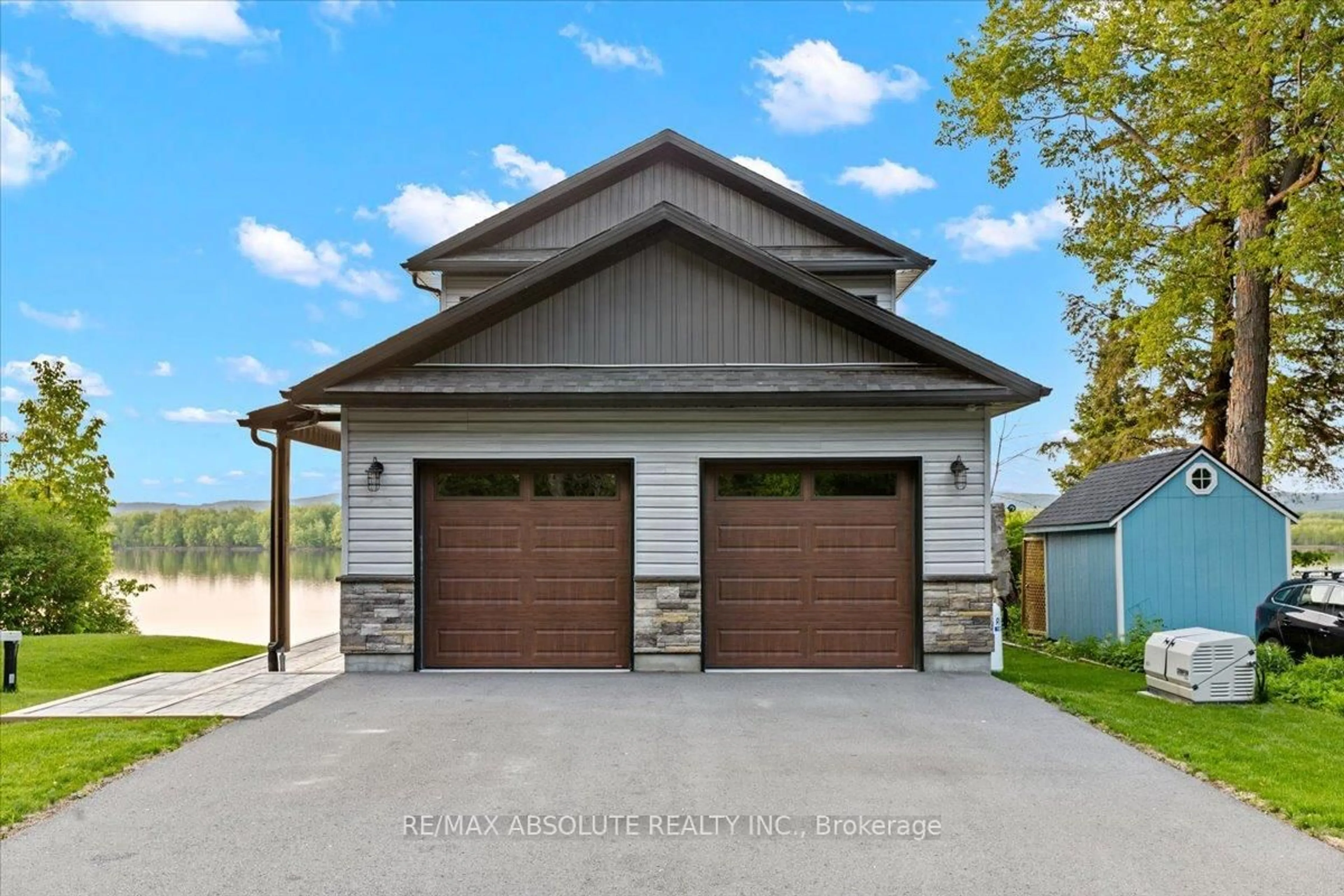 Indoor garage for 304 Riverwood Dr, Ottawa Ontario K0A 3M0