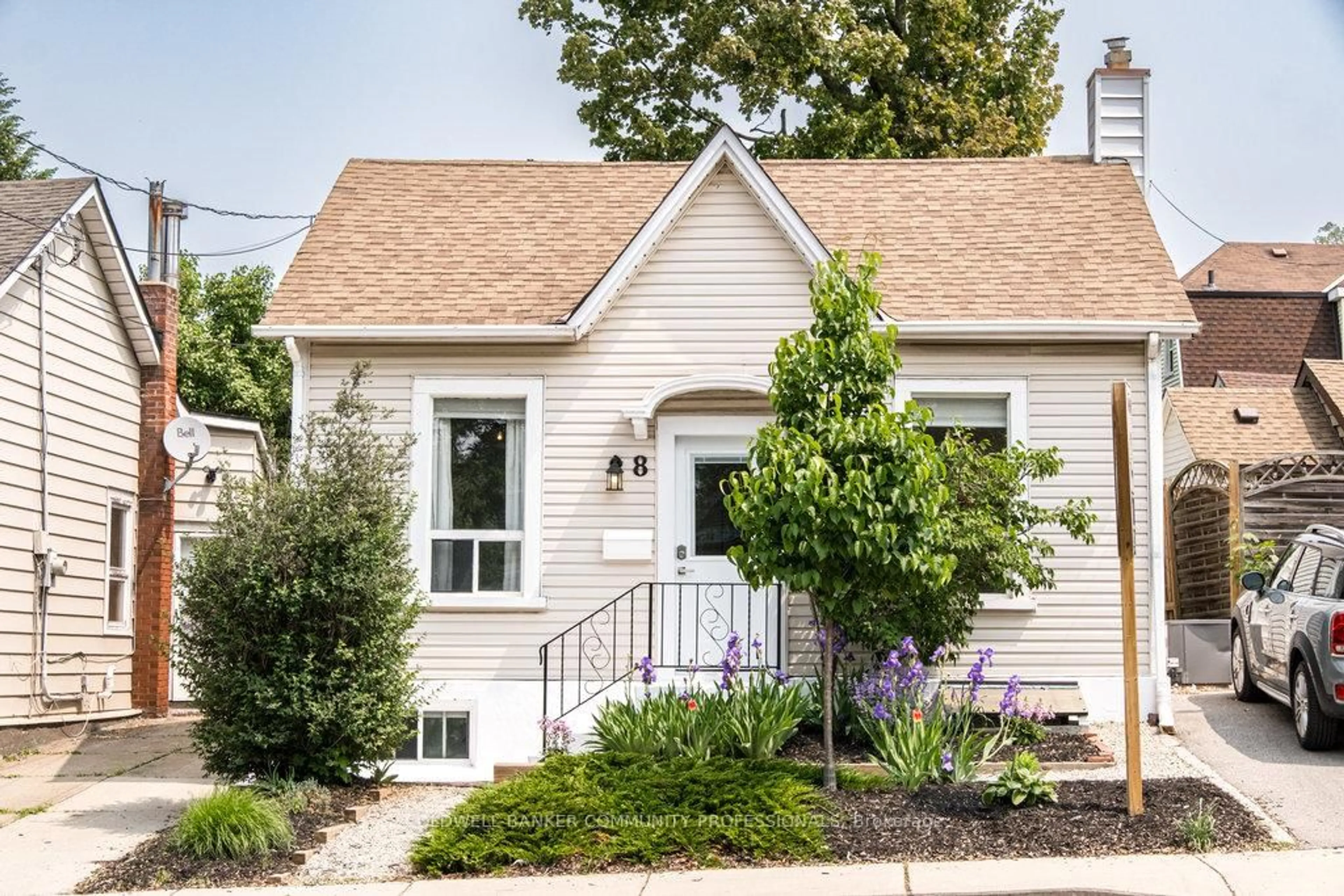 Home with vinyl exterior material, street for 8 Lochearne St, Hamilton Ontario L8R 1V8