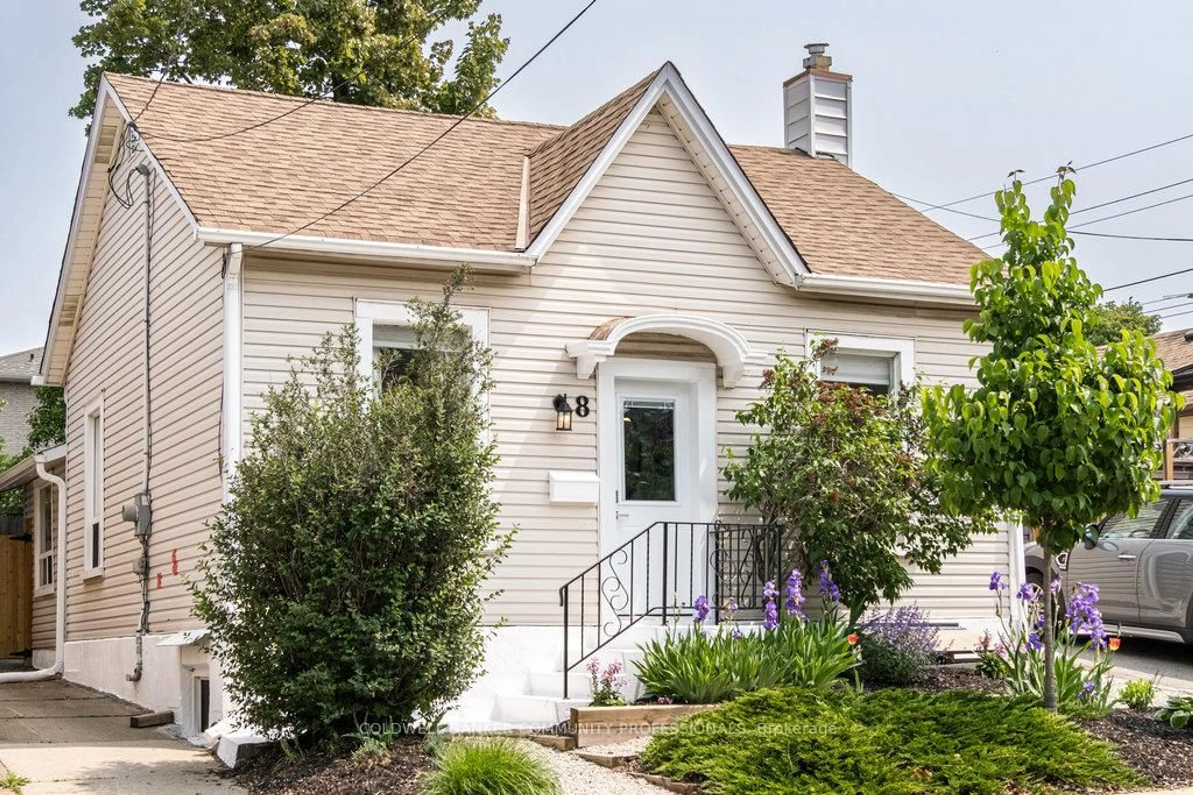 Home with vinyl exterior material, street for 8 Lochearne St, Hamilton Ontario L8R 1V8