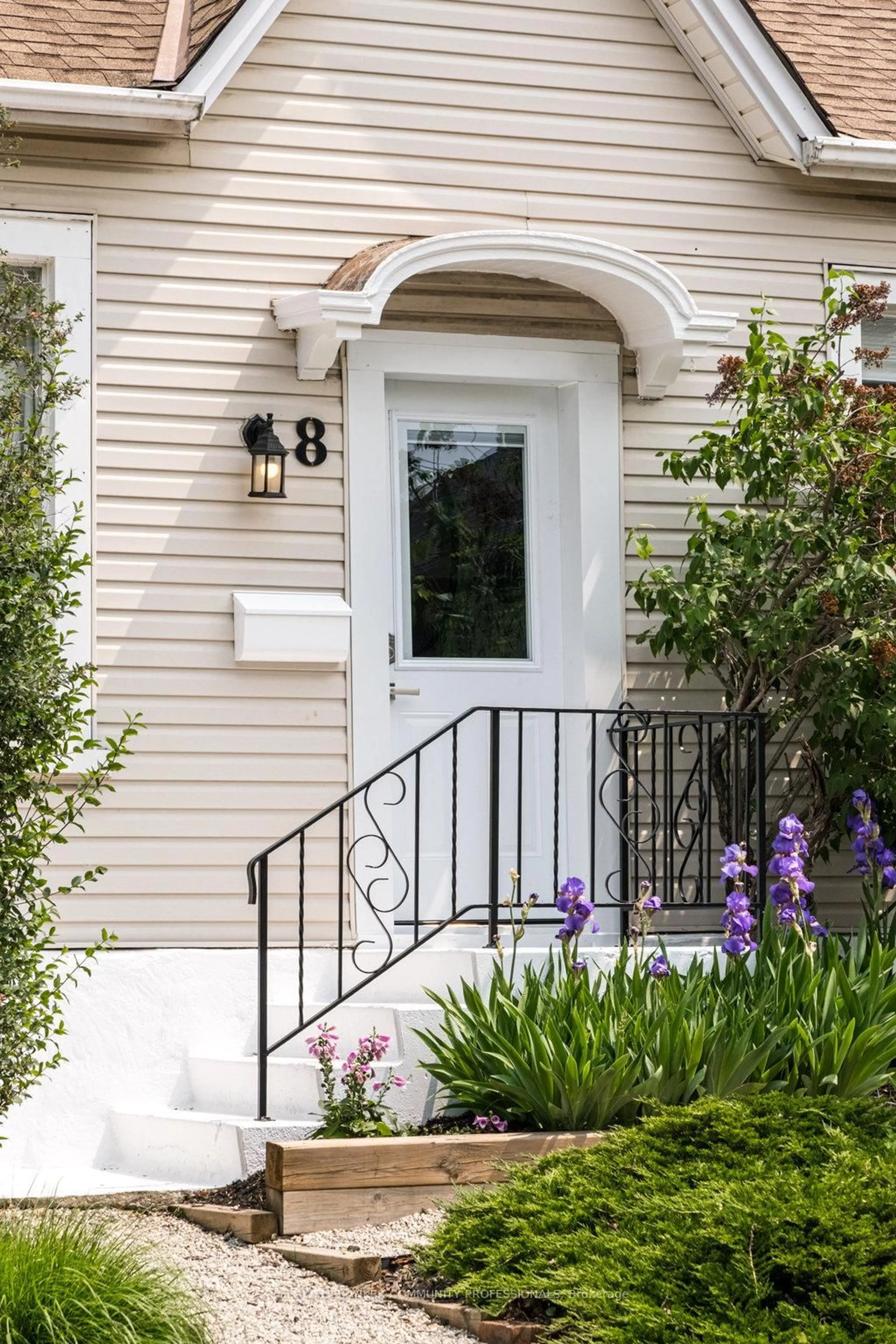 Indoor entryway for 8 Lochearne St, Hamilton Ontario L8R 1V8