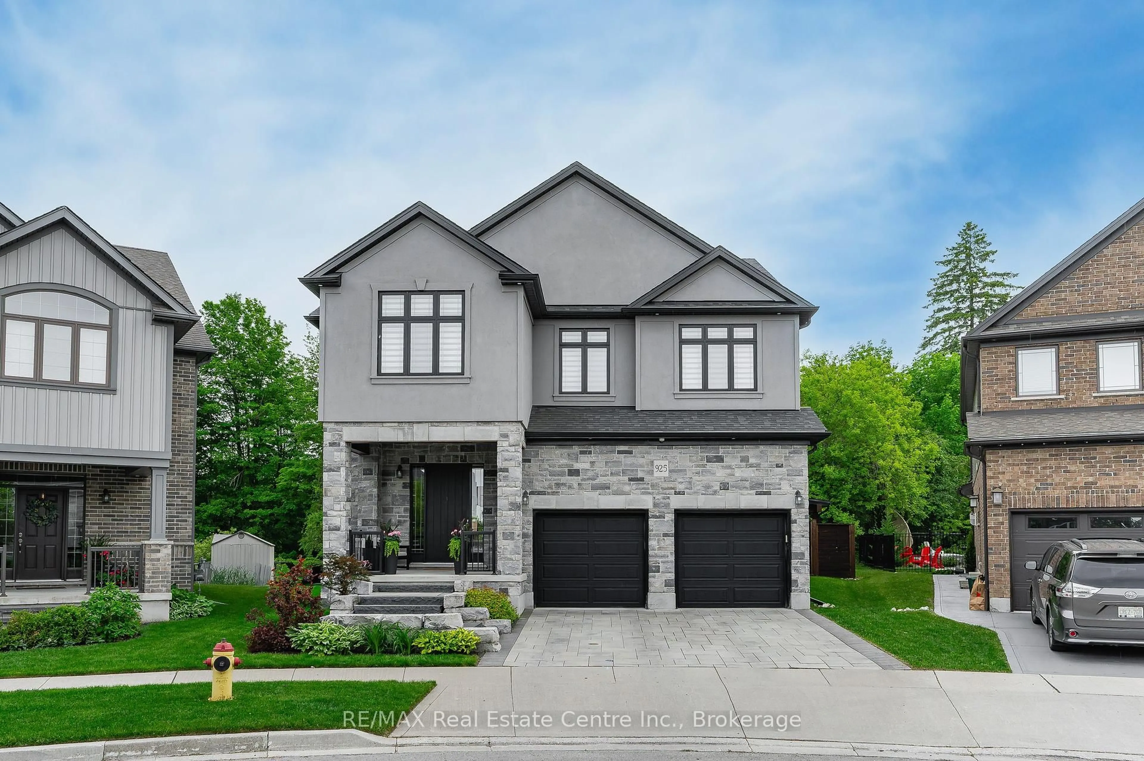 Home with brick exterior material, street for 925 Deer Creek Crt, Kitchener Ontario N2A 0J5