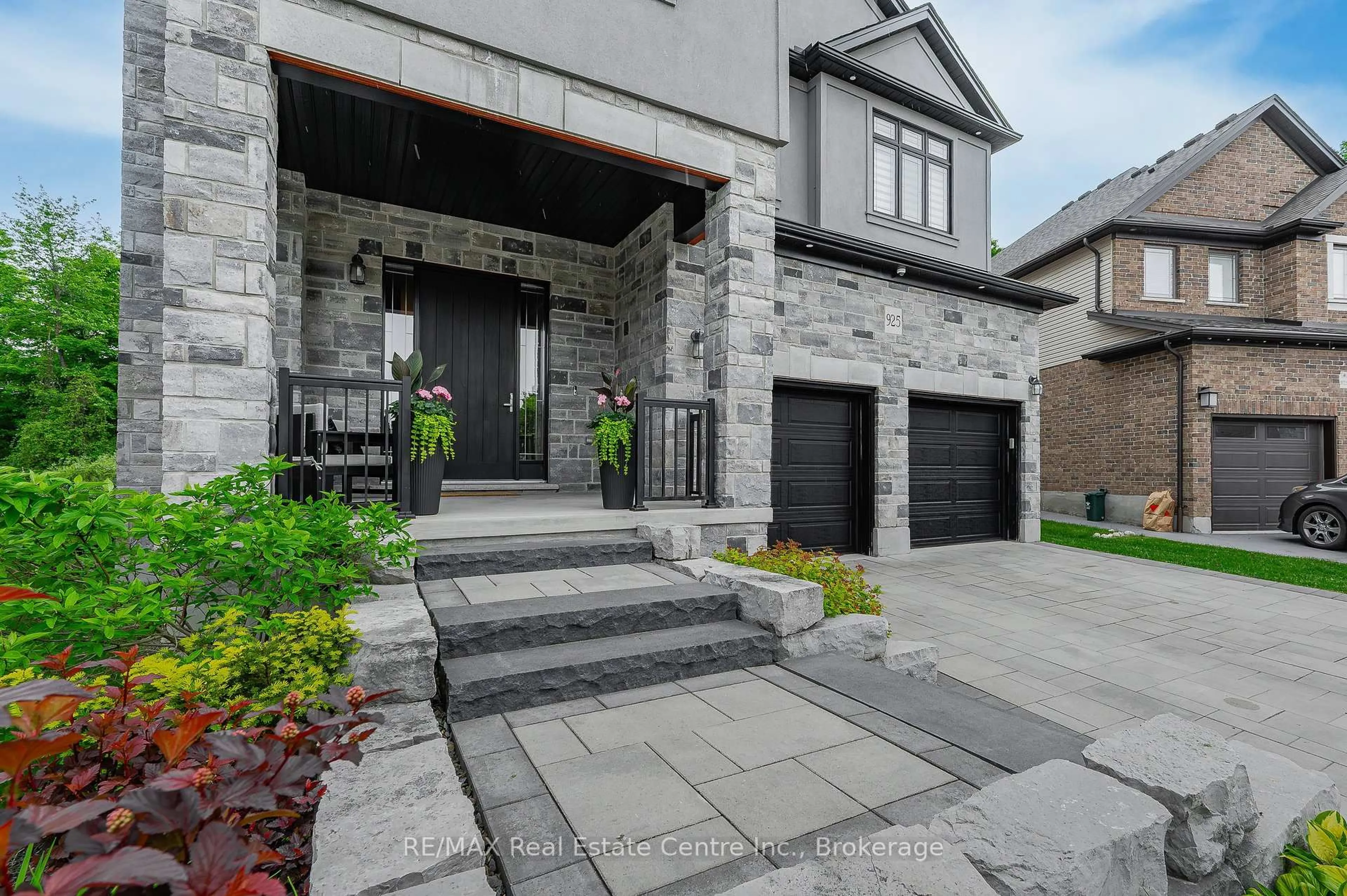 Home with brick exterior material, street for 925 Deer Creek Crt, Kitchener Ontario N2A 0J5