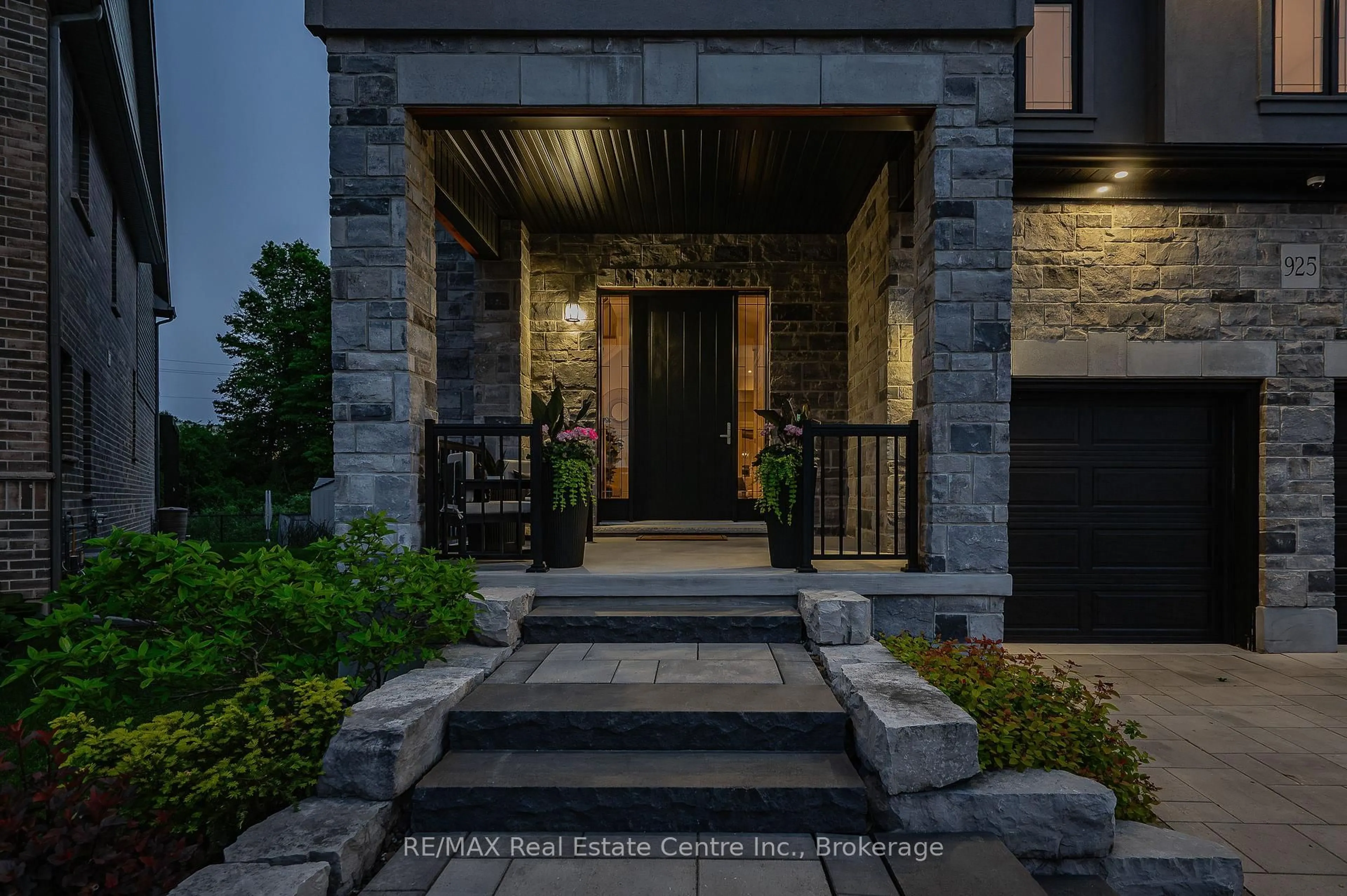 Indoor entryway for 925 Deer Creek Crt, Kitchener Ontario N2A 0J5