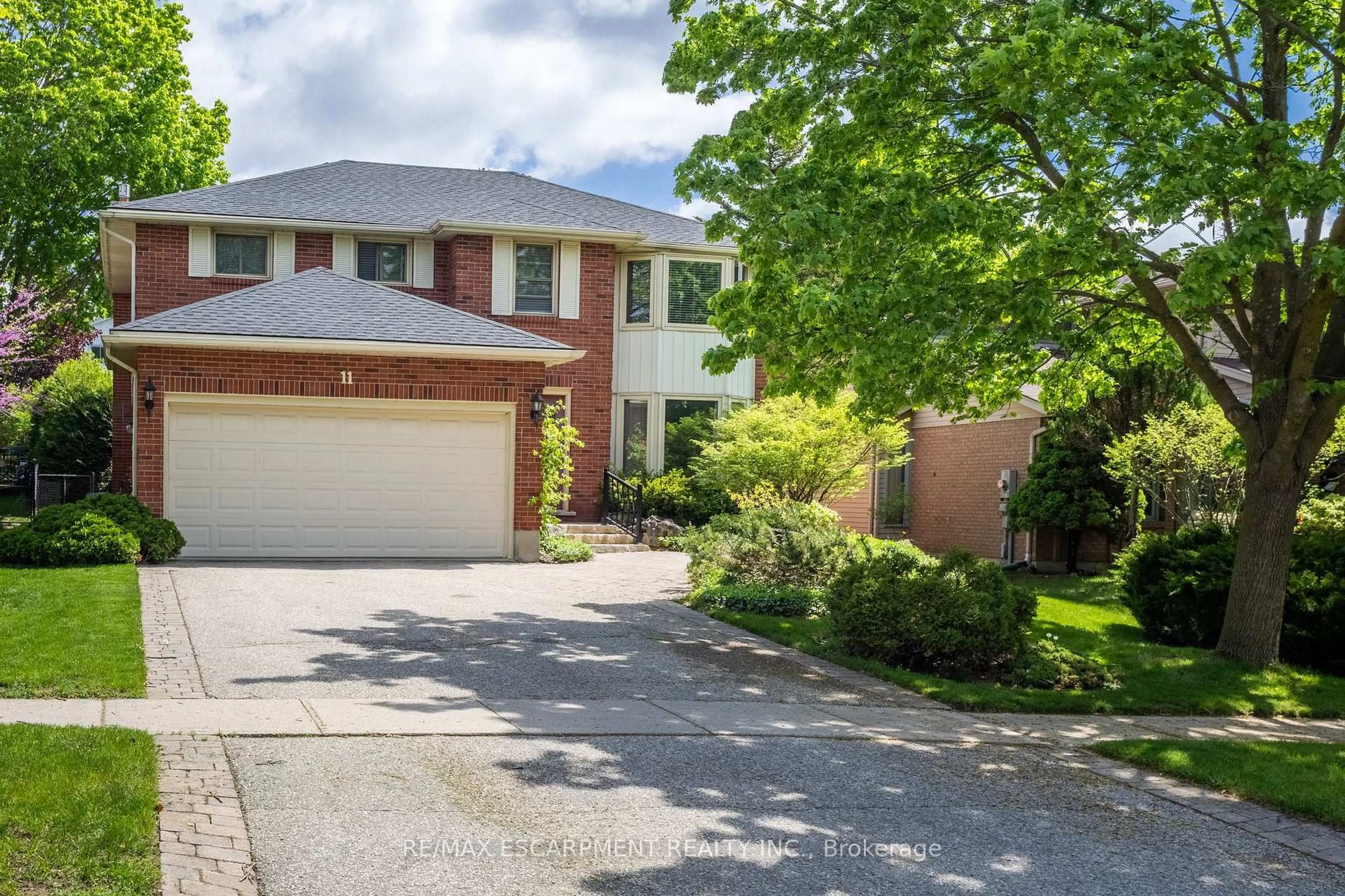 A pic from outside/outdoor area/front of a property/back of a property/a pic from drone, street for 11 Bridlewood Dr, Guelph Ontario N1G 4A5