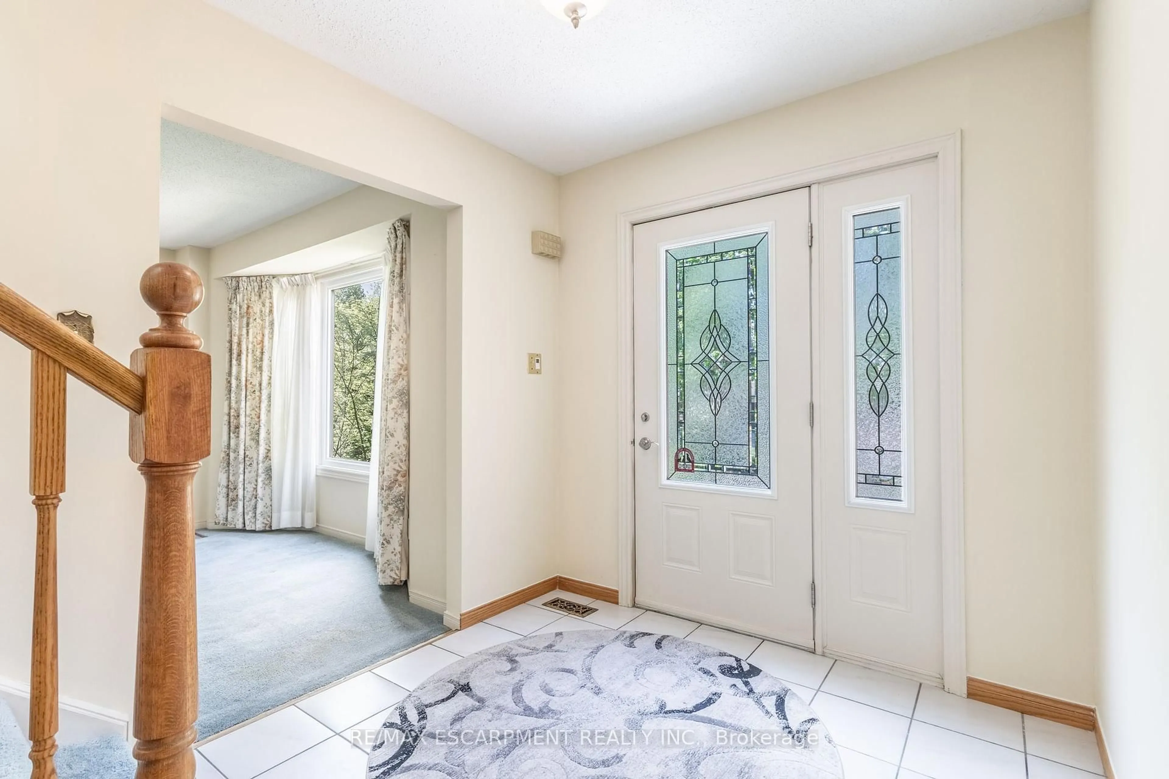 Indoor entryway for 11 Bridlewood Dr, Guelph Ontario N1G 4A5