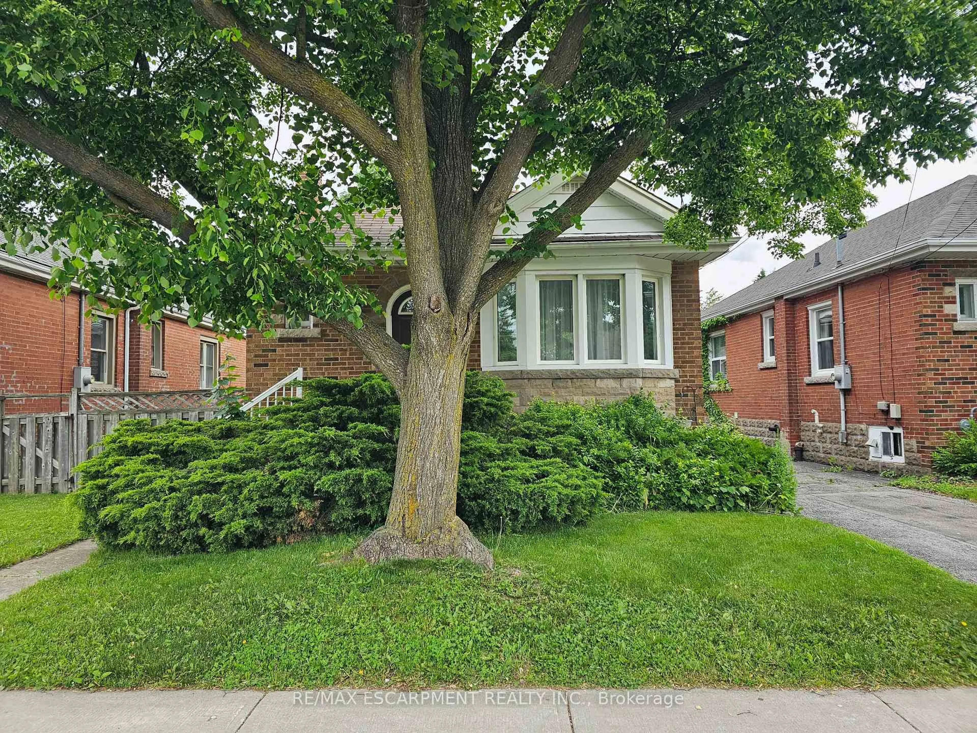 Home with brick exterior material, street for 531 Queensdale Ave, Hamilton Ontario L8V 1L1