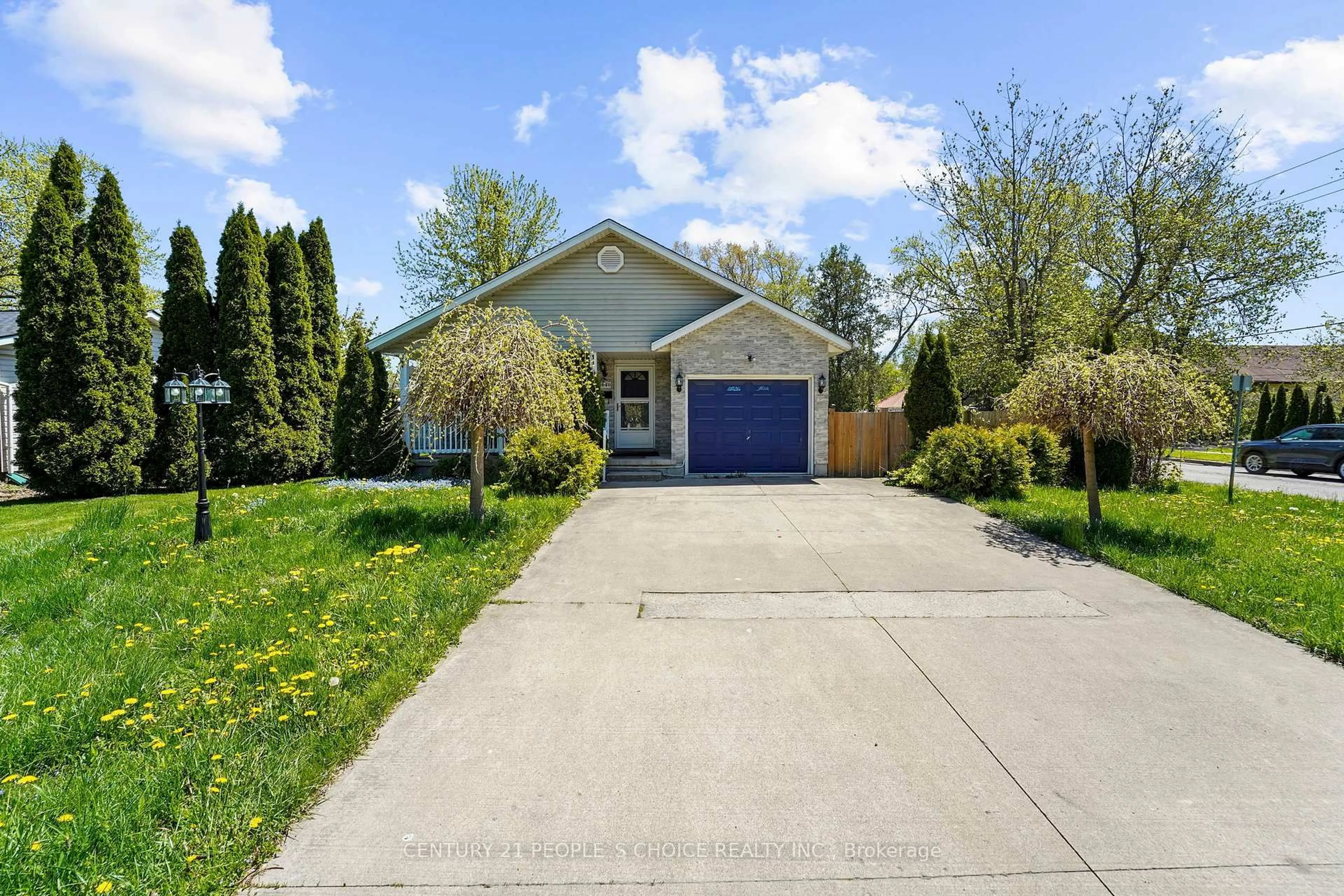 Home with vinyl exterior material, street for 3640 Aberdeen St, Niagara Falls Ontario L2G 7X4