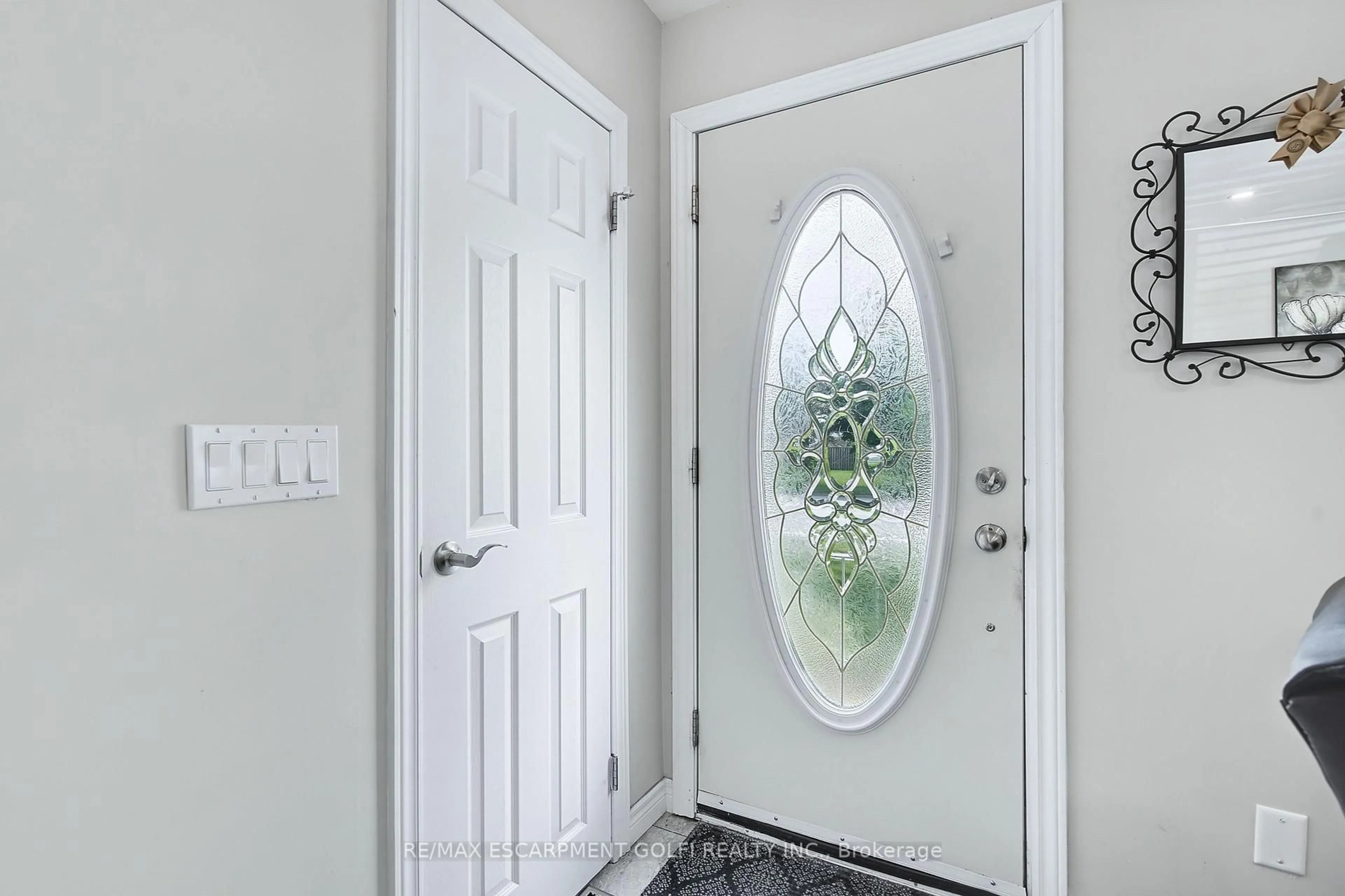 Indoor entryway for 93 Fairview Dr, Brantford Ontario N3R 2X1
