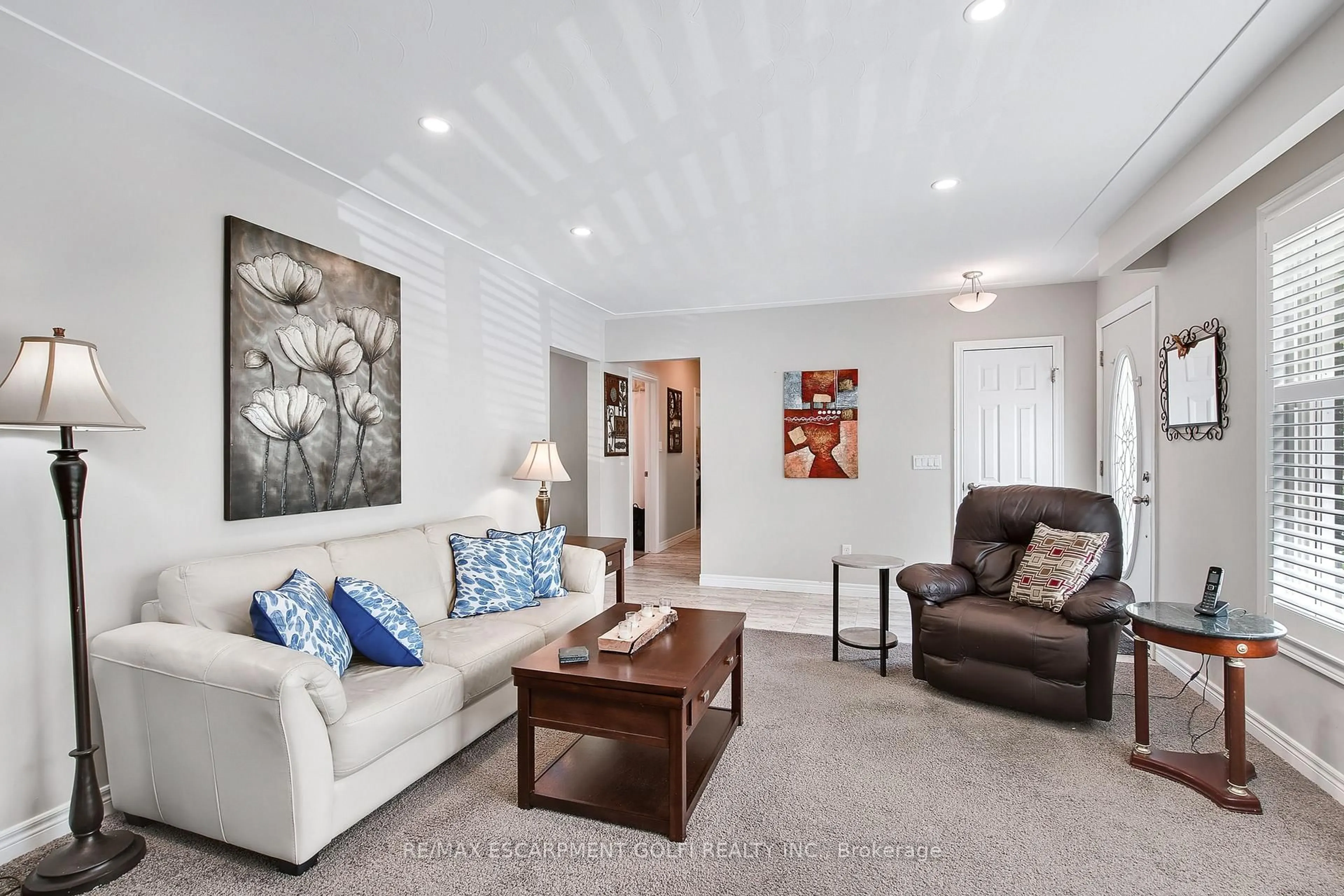 Living room with furniture, unknown for 93 Fairview Dr, Brantford Ontario N3R 2X1