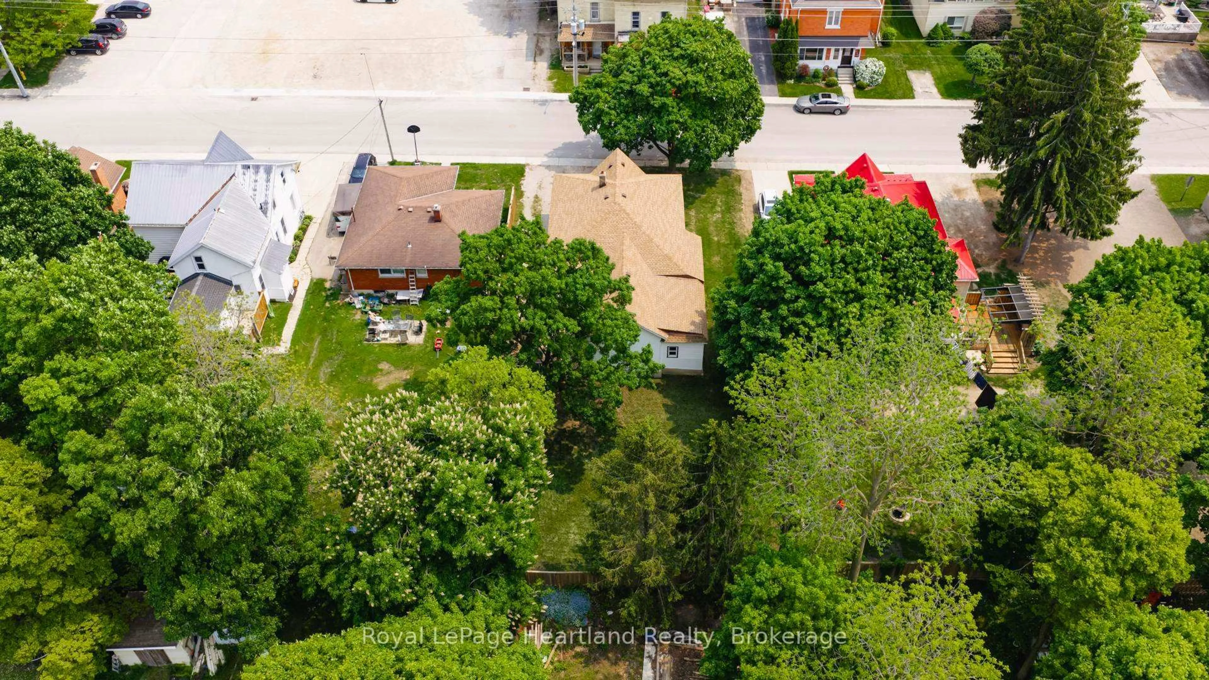 A pic from outside/outdoor area/front of a property/back of a property/a pic from drone, street for 264 EDWARD St, North Huron Ontario N0G 2W0