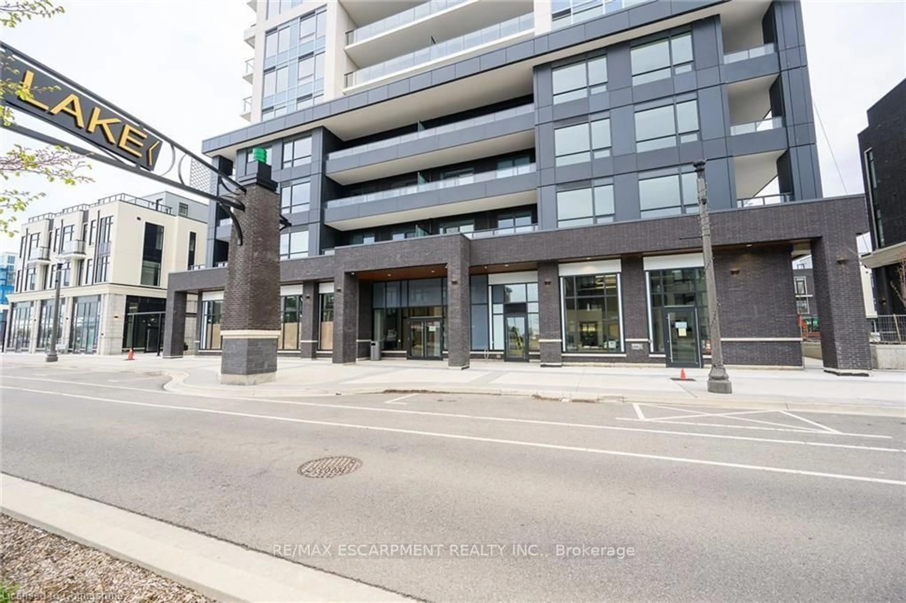 Indoor foyer for 385 WINSTON Rd #901, Grimsby Ontario L3M 4E8