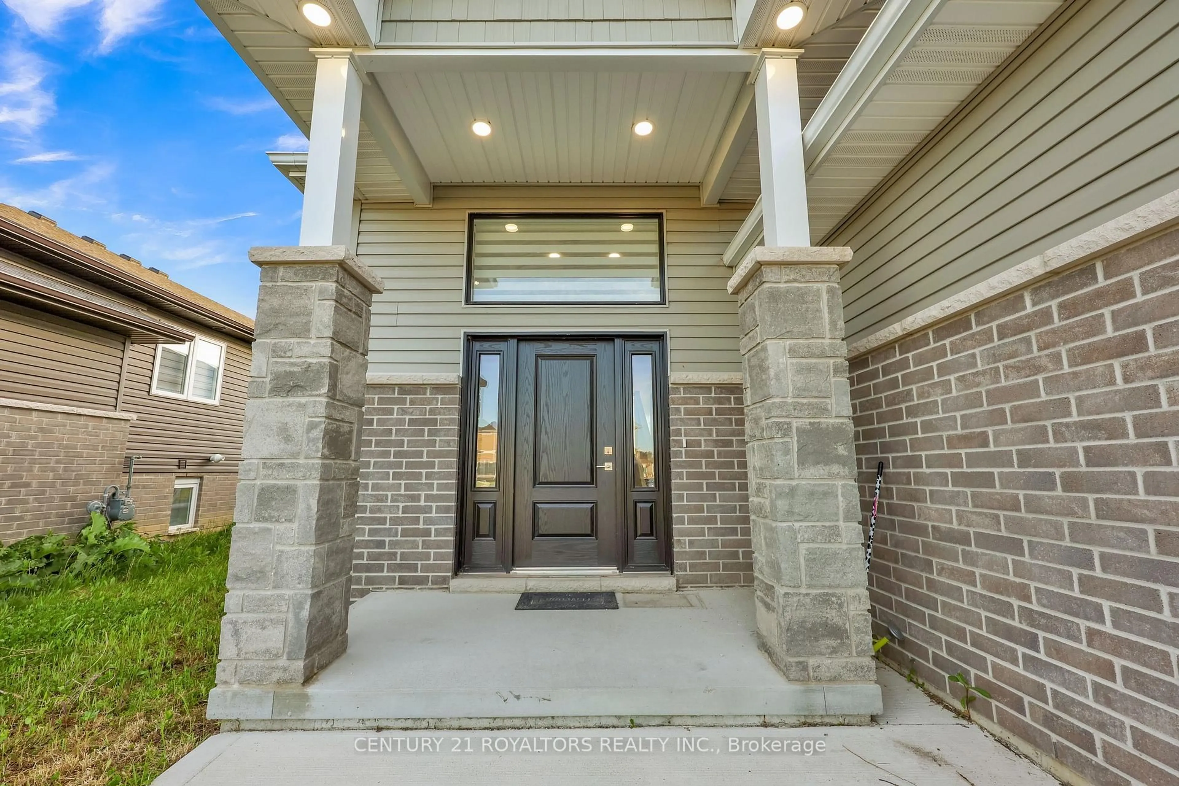 Indoor entryway for 802 Keil Dr, Chatham-Kent Ontario N7M 0T4