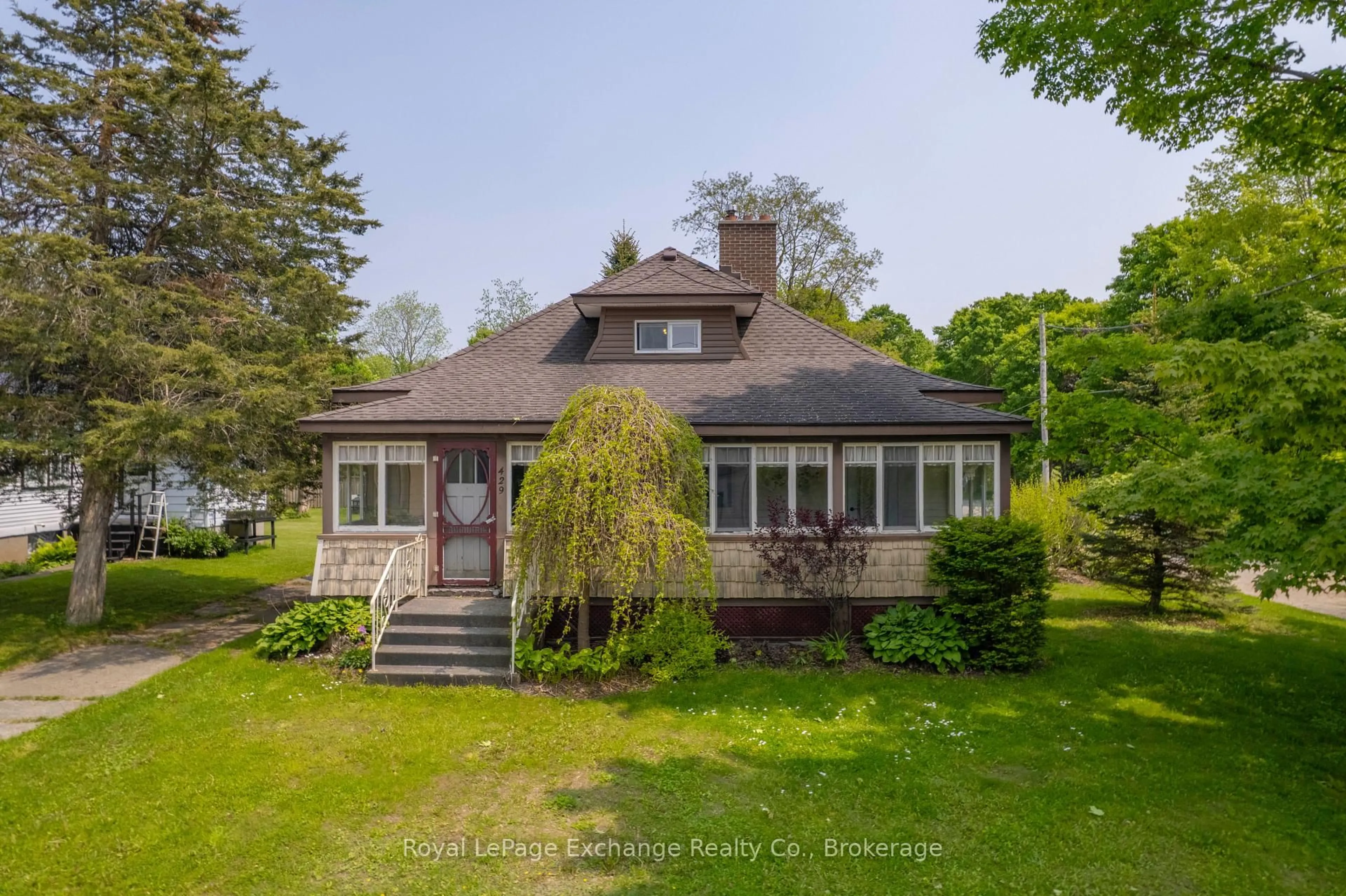 A pic from outside/outdoor area/front of a property/back of a property/a pic from drone, unknown for 429 Havelock St, Huron-Kinloss Ontario N0G 2H0