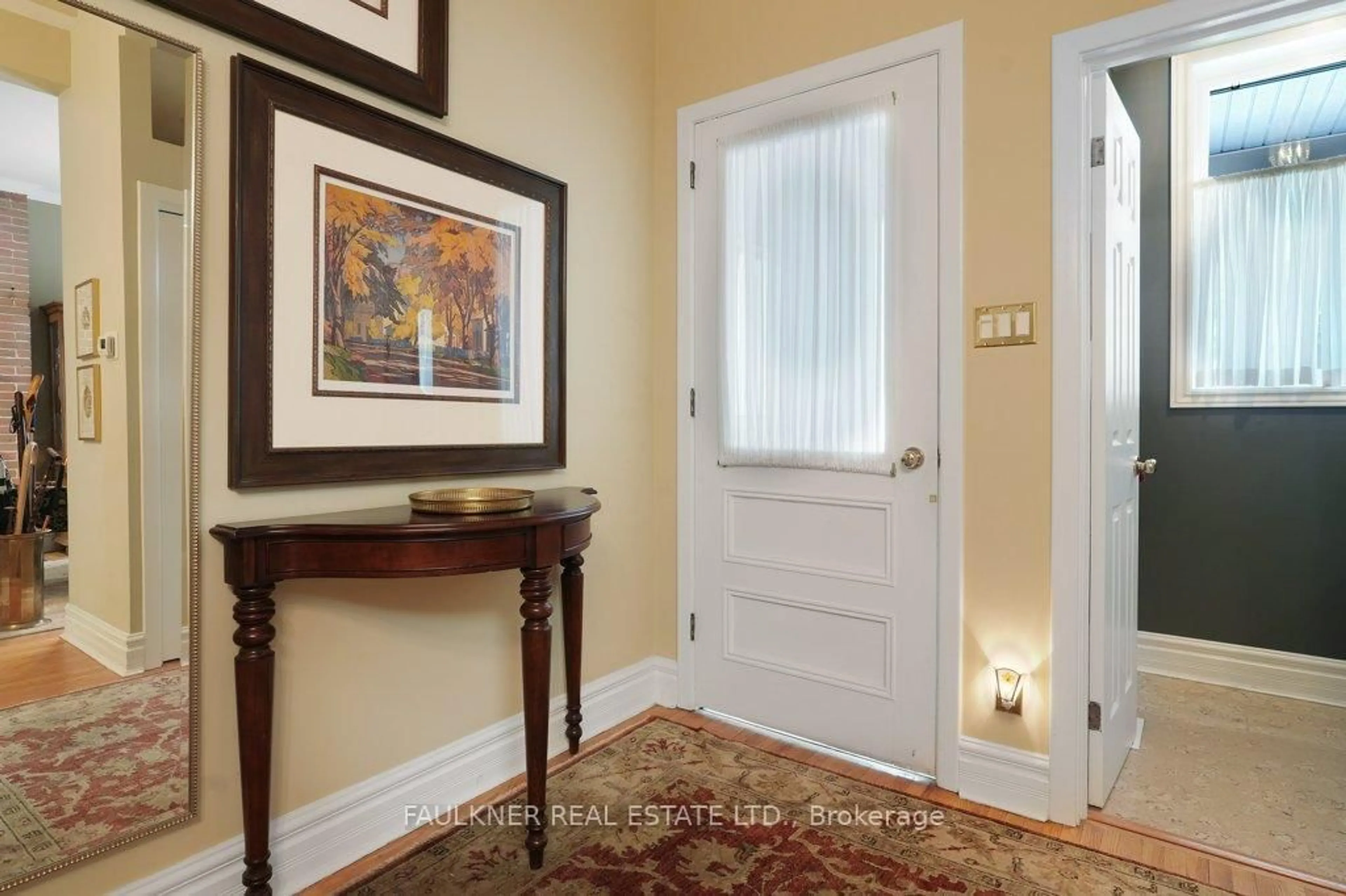 Indoor entryway for 144 James St, Ottawa Ontario K1R 5M5