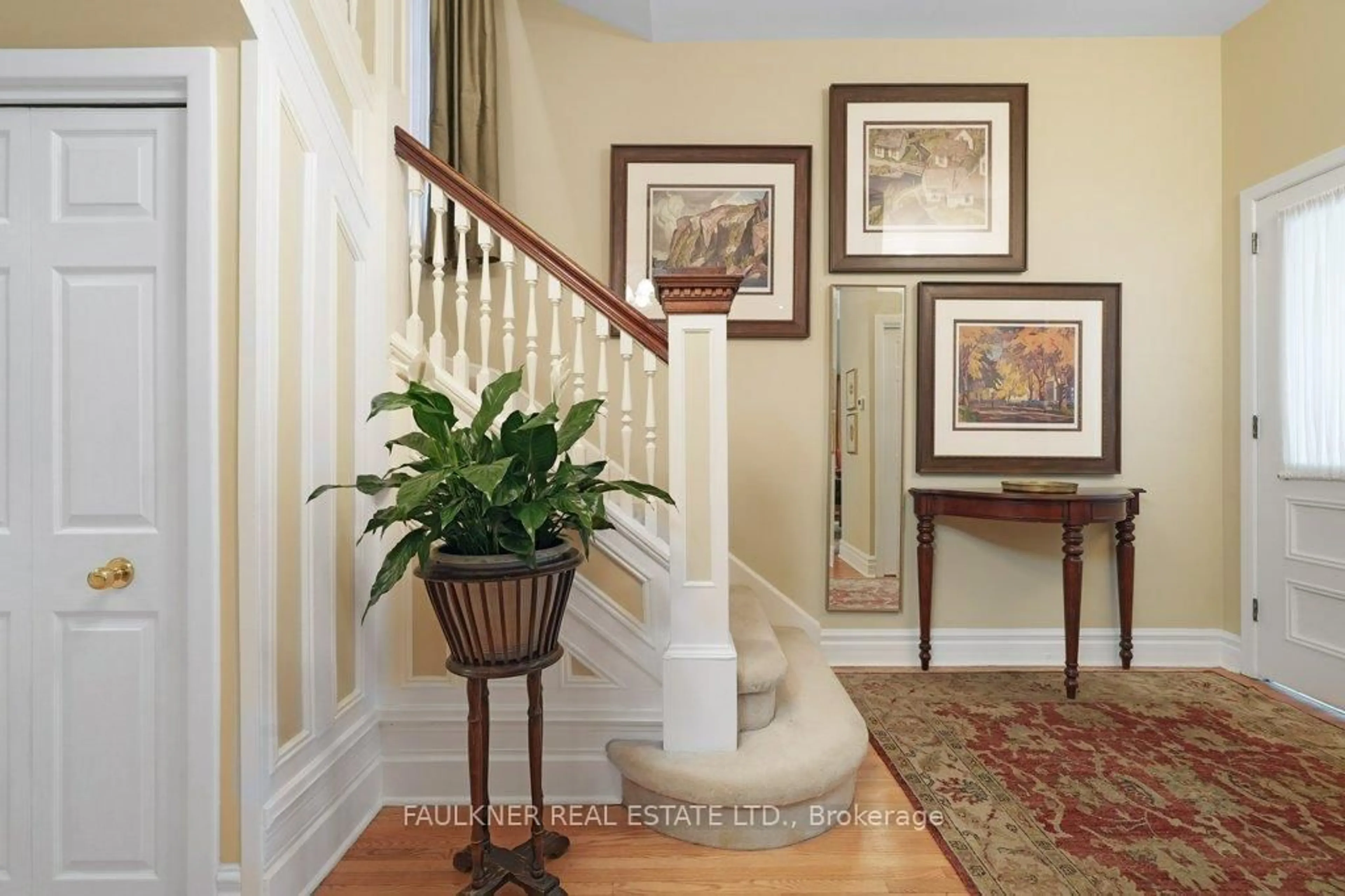 Indoor entryway for 144 James St, Ottawa Ontario K1R 5M5