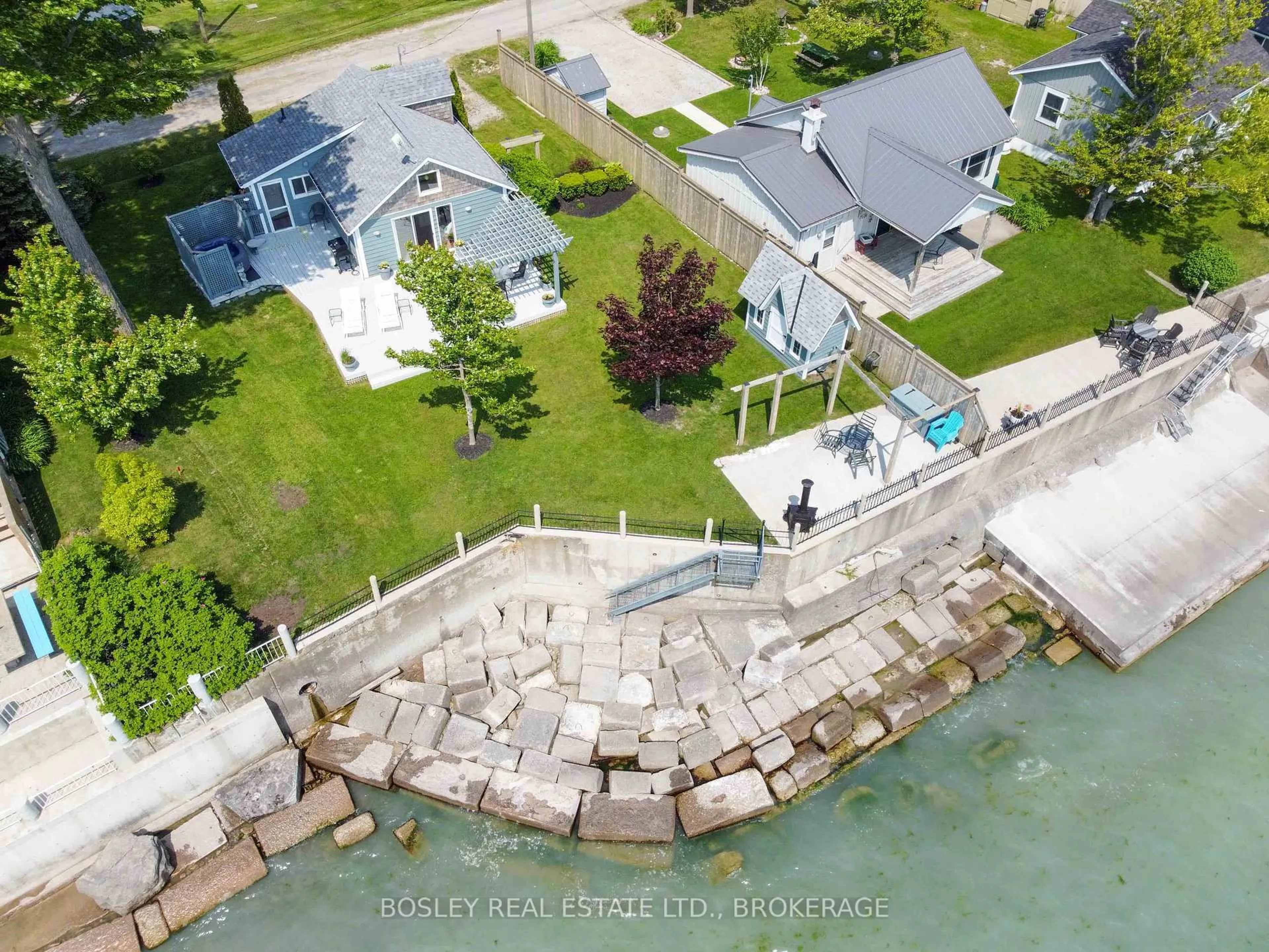 A pic from outside/outdoor area/front of a property/back of a property/a pic from drone, water/lake/river/ocean view for 9 Shoreline Tr, Haldimand Ontario N1A 2W8