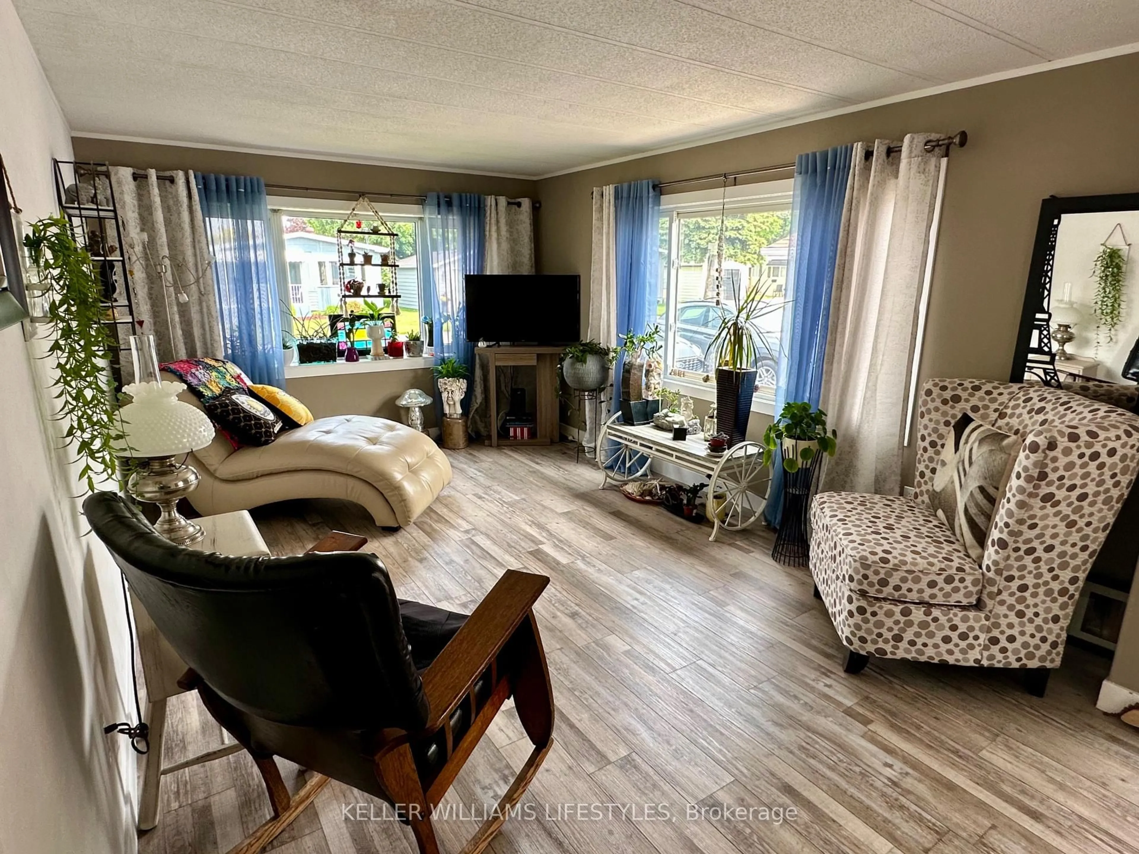 Living room with furniture, wood/laminate floor for 16 VELMA St, Strathroy-Caradoc Ontario N7G 3P4