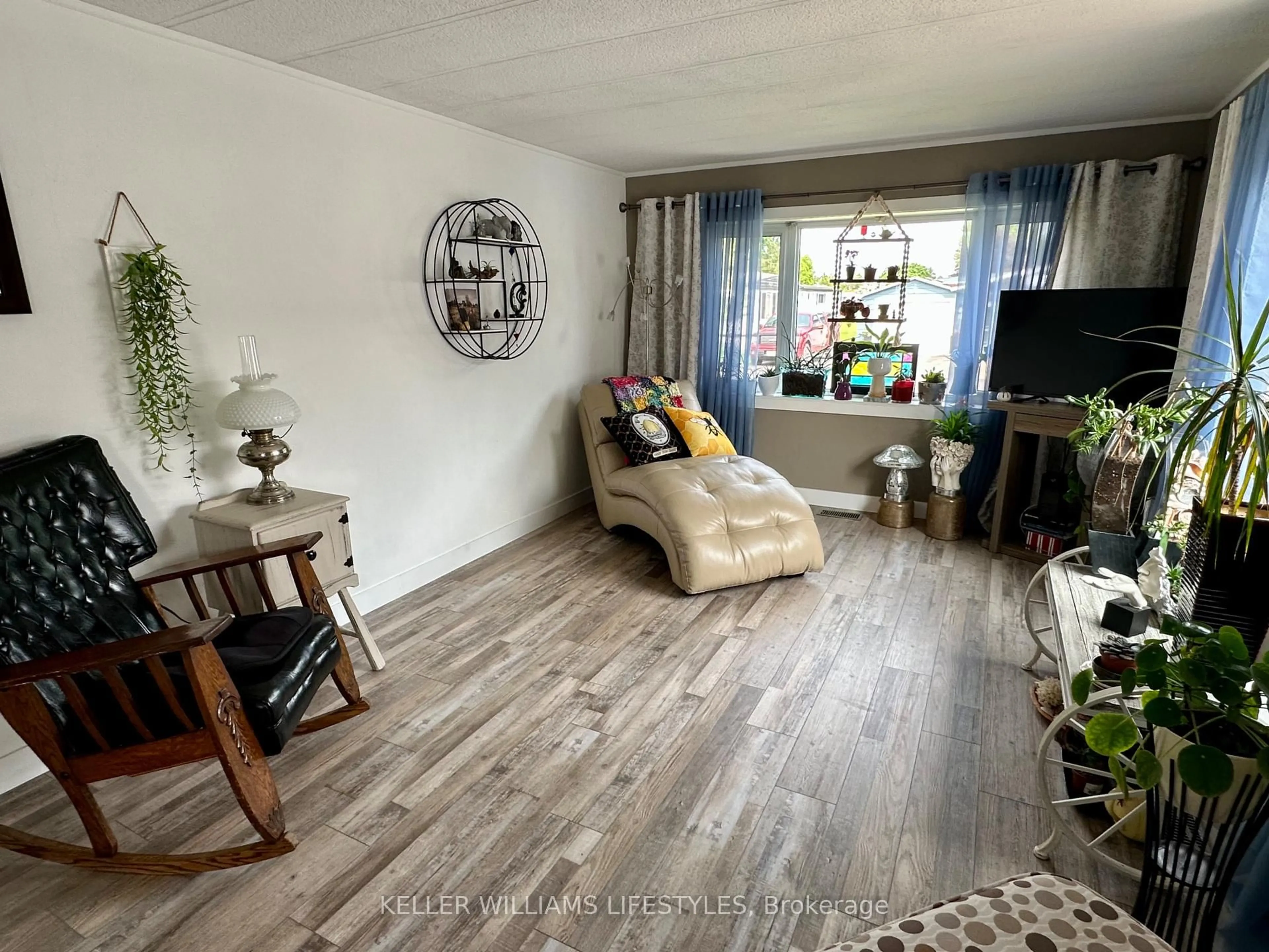 Living room with furniture, wood/laminate floor for 16 VELMA St, Strathroy-Caradoc Ontario N7G 3P4