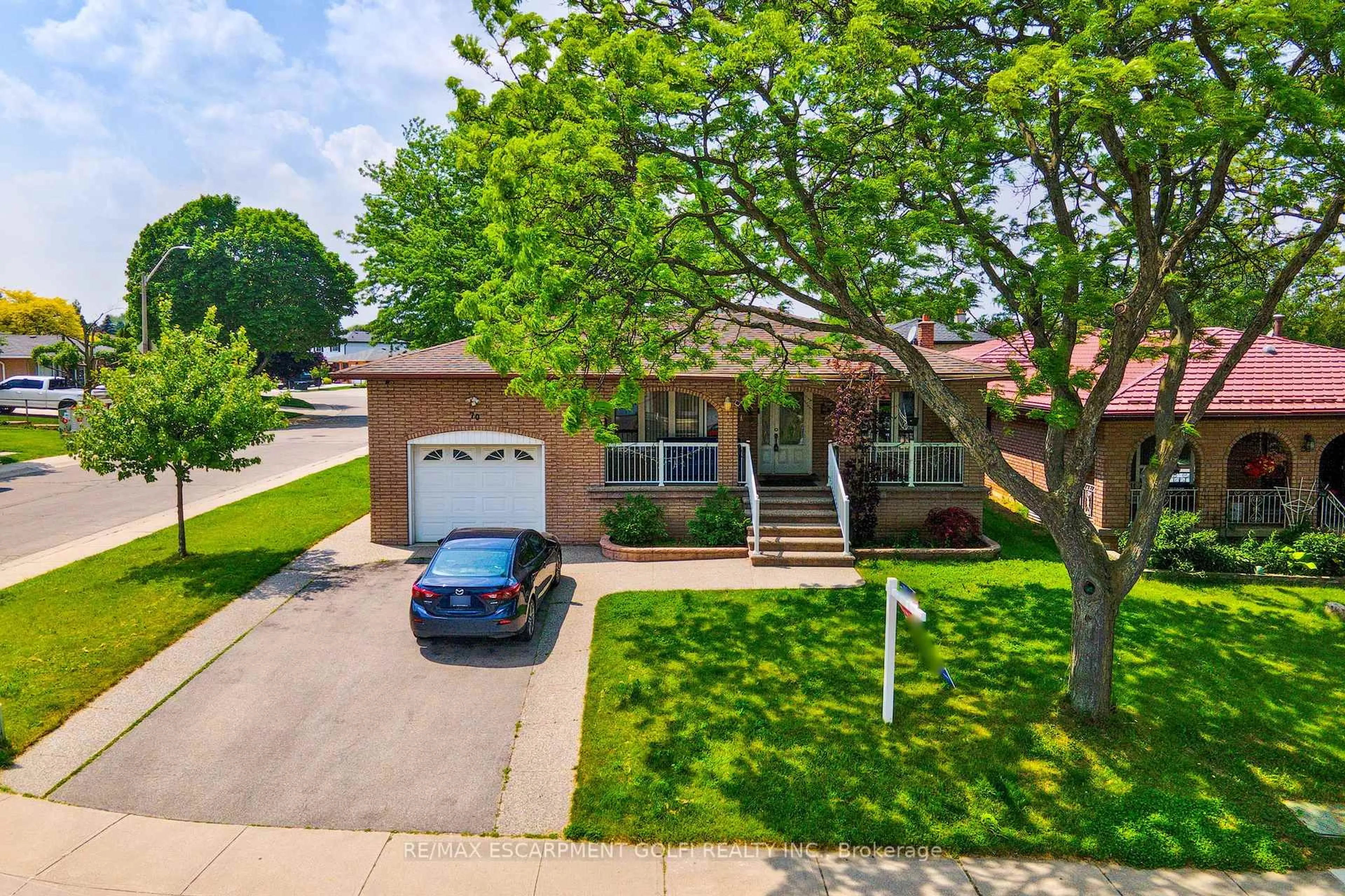 A pic from outside/outdoor area/front of a property/back of a property/a pic from drone, street for 70 Golfwood Dr, Hamilton Ontario L9C 6W3