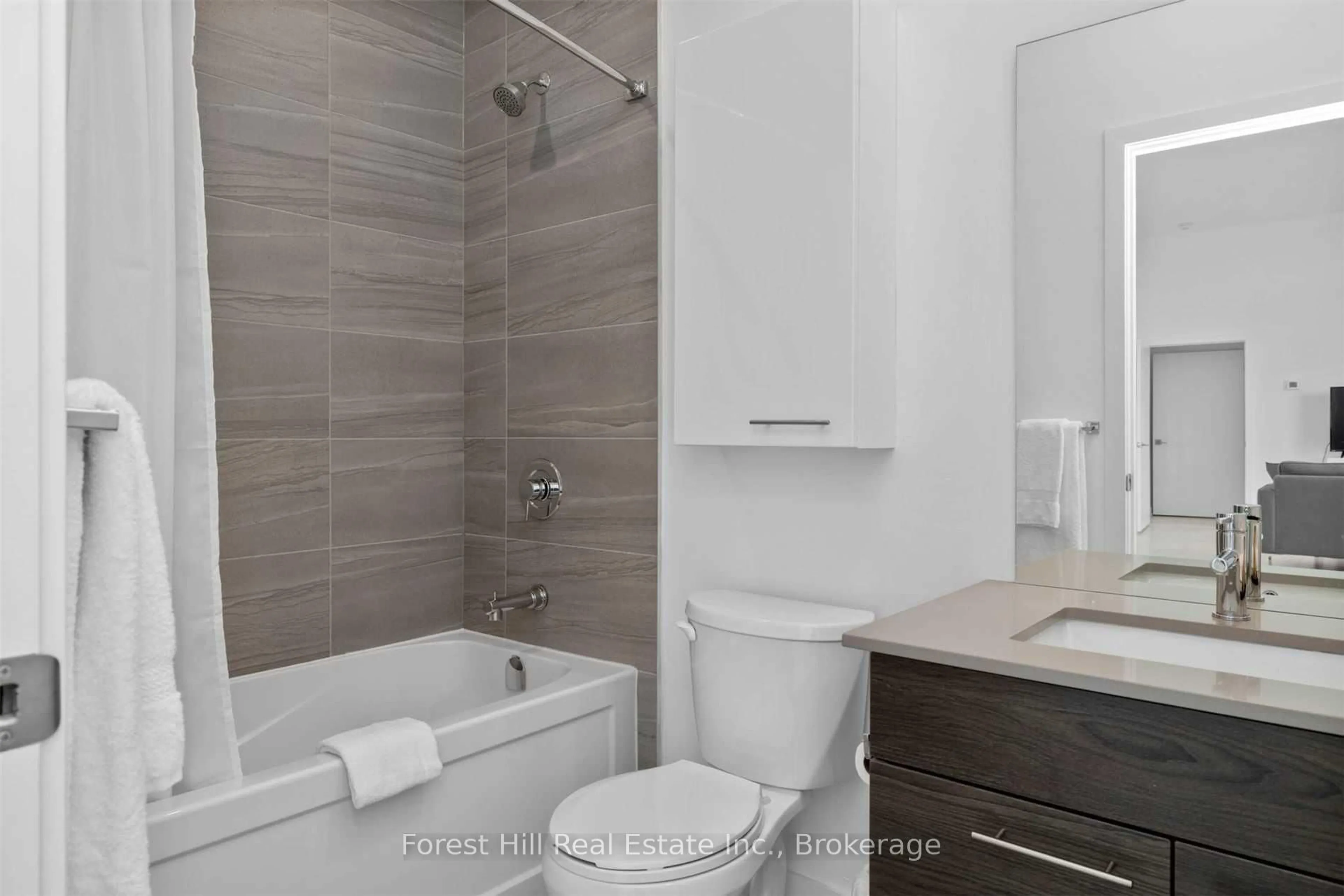 Standard bathroom, unknown for 120 Carrick Tr #502, Gravenhurst Ontario P1P 0A2