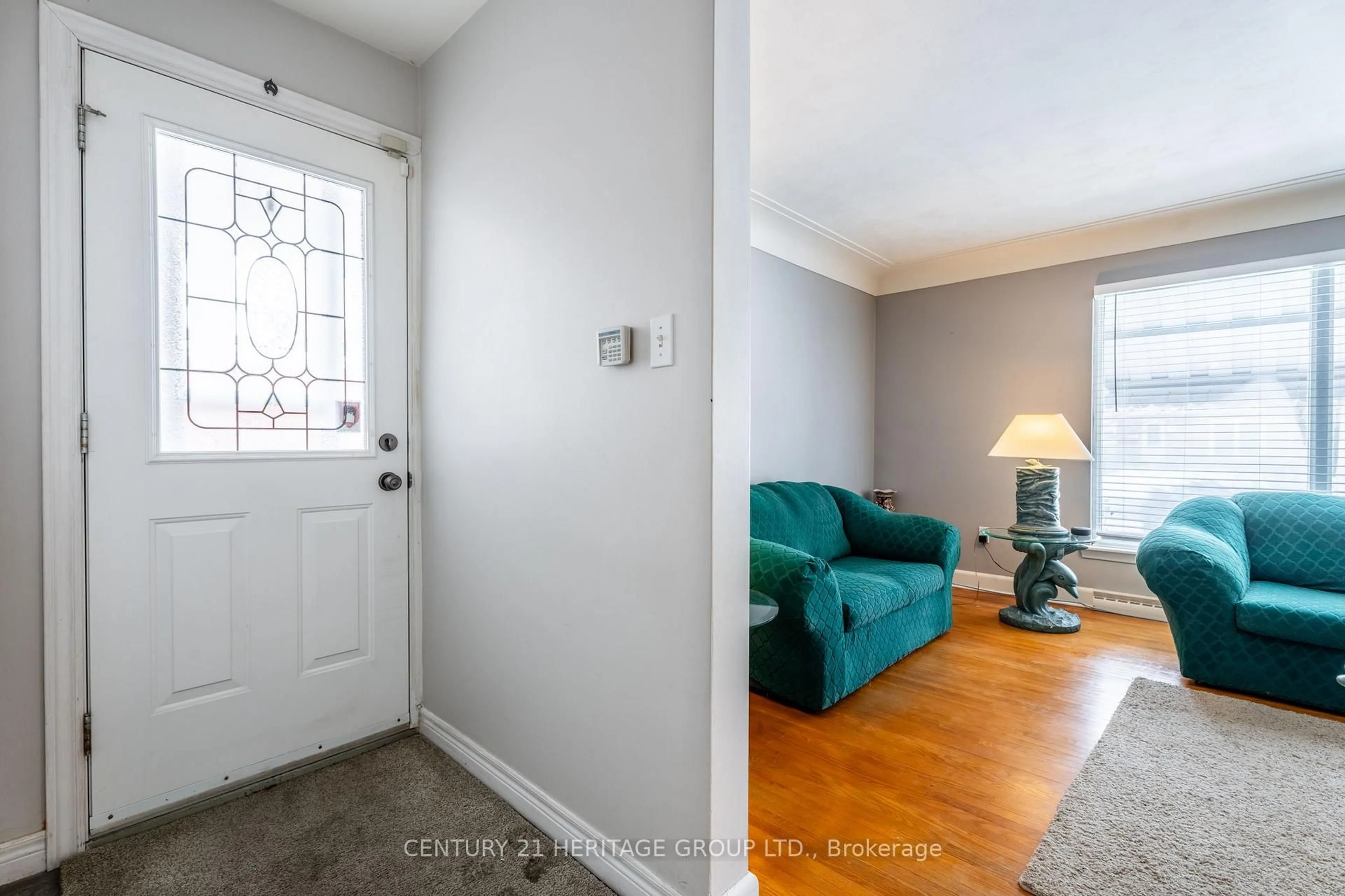 Indoor entryway for 54 Sherwood Rise, Hamilton Ontario L8T 1N8