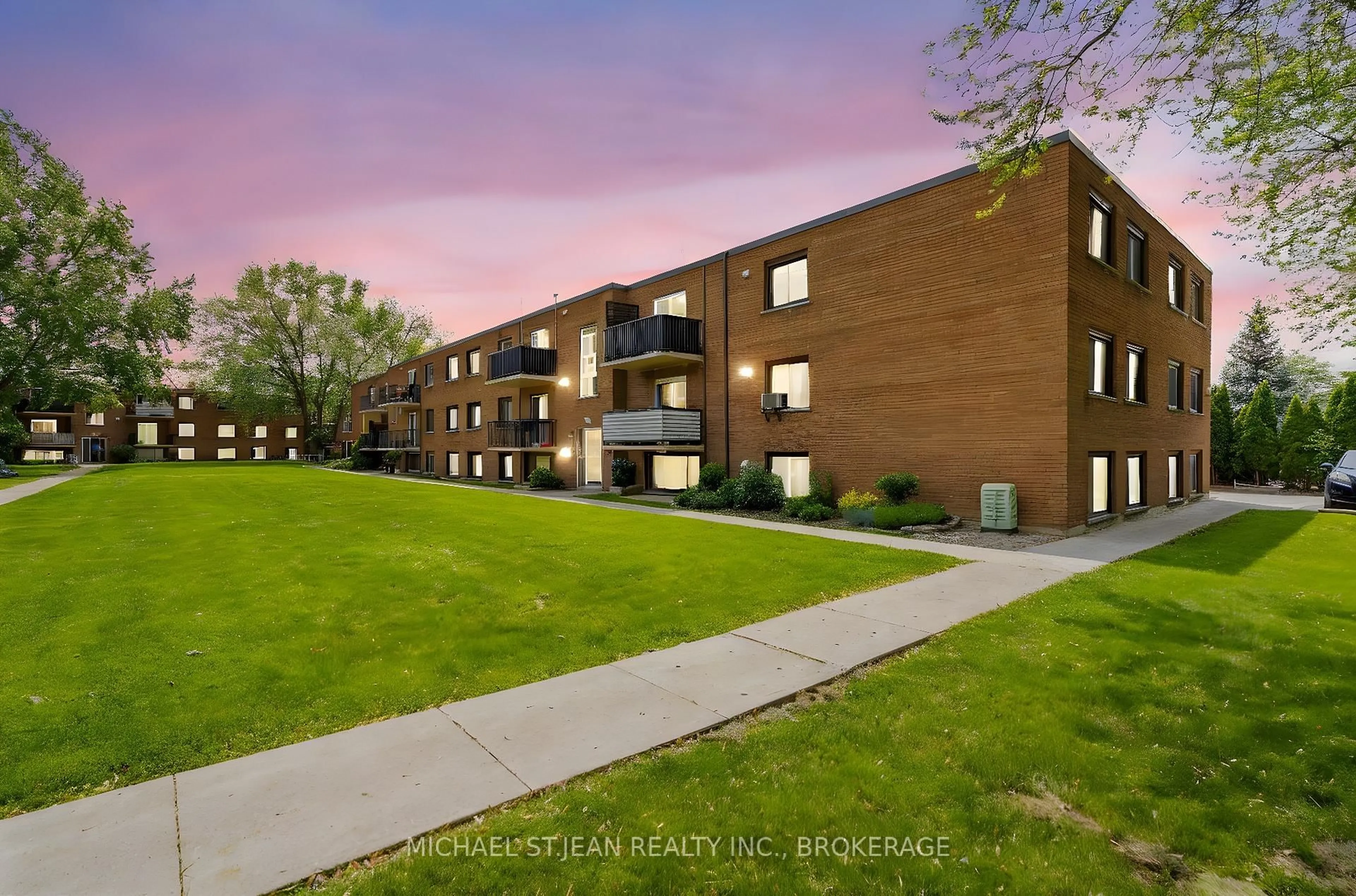 Patio, unknown for 450 Carlton St #2, St. Catharines Ontario L2M 4X1