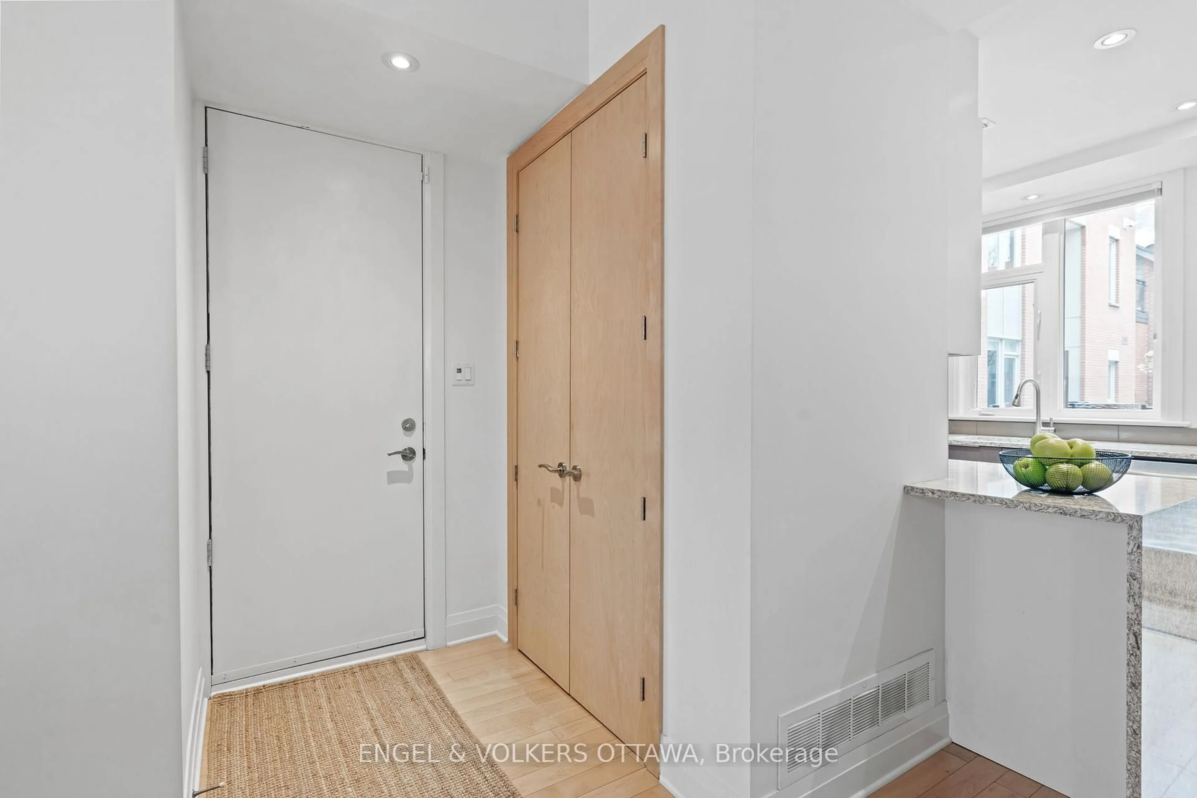 Indoor entryway for 453 Edison Ave, Ottawa Ontario K2A 1S5