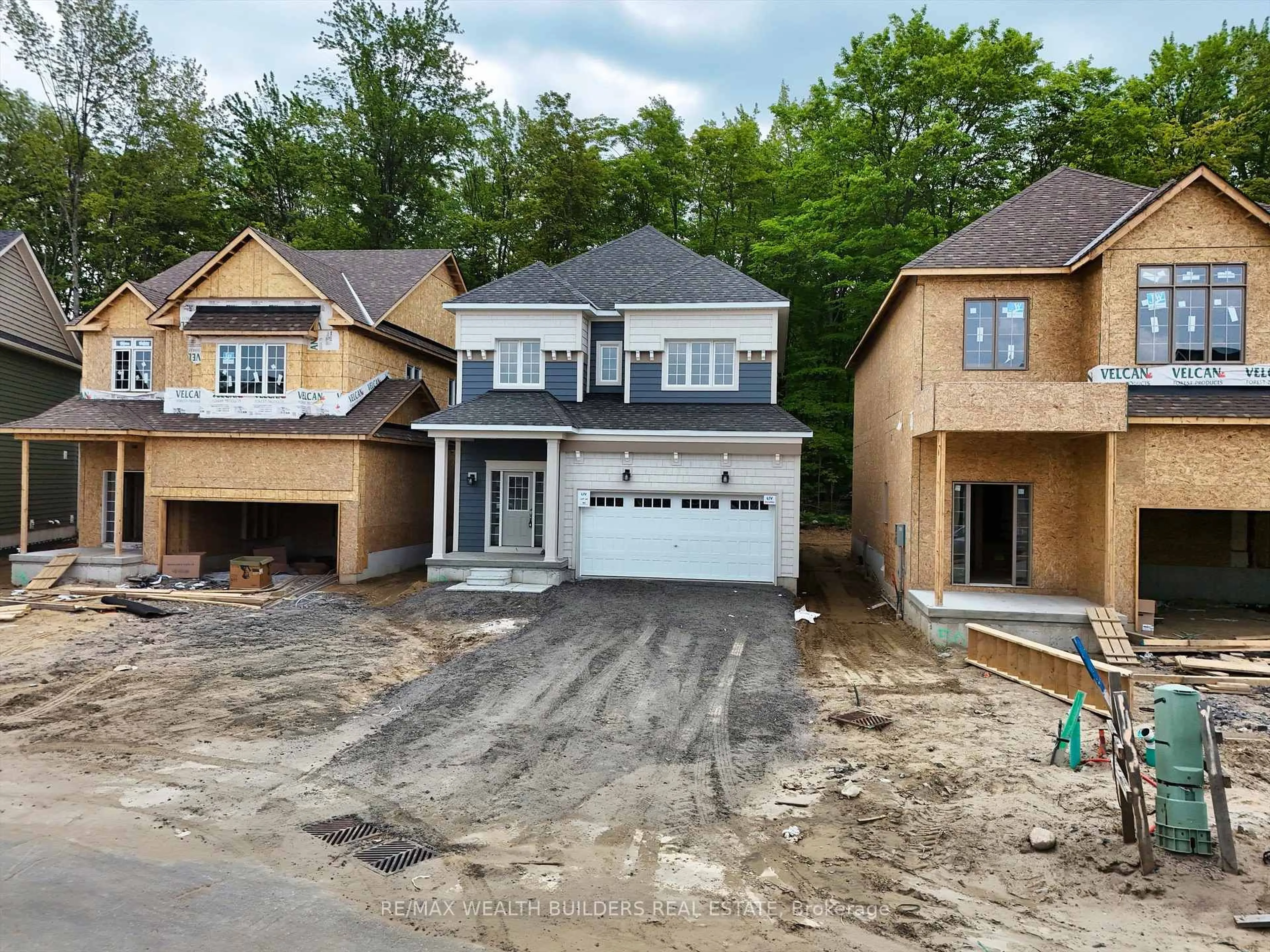 A pic from outside/outdoor area/front of a property/back of a property/a pic from drone, street for 185 Mceachern Lane, Gravenhurst Ontario P1P 1A7