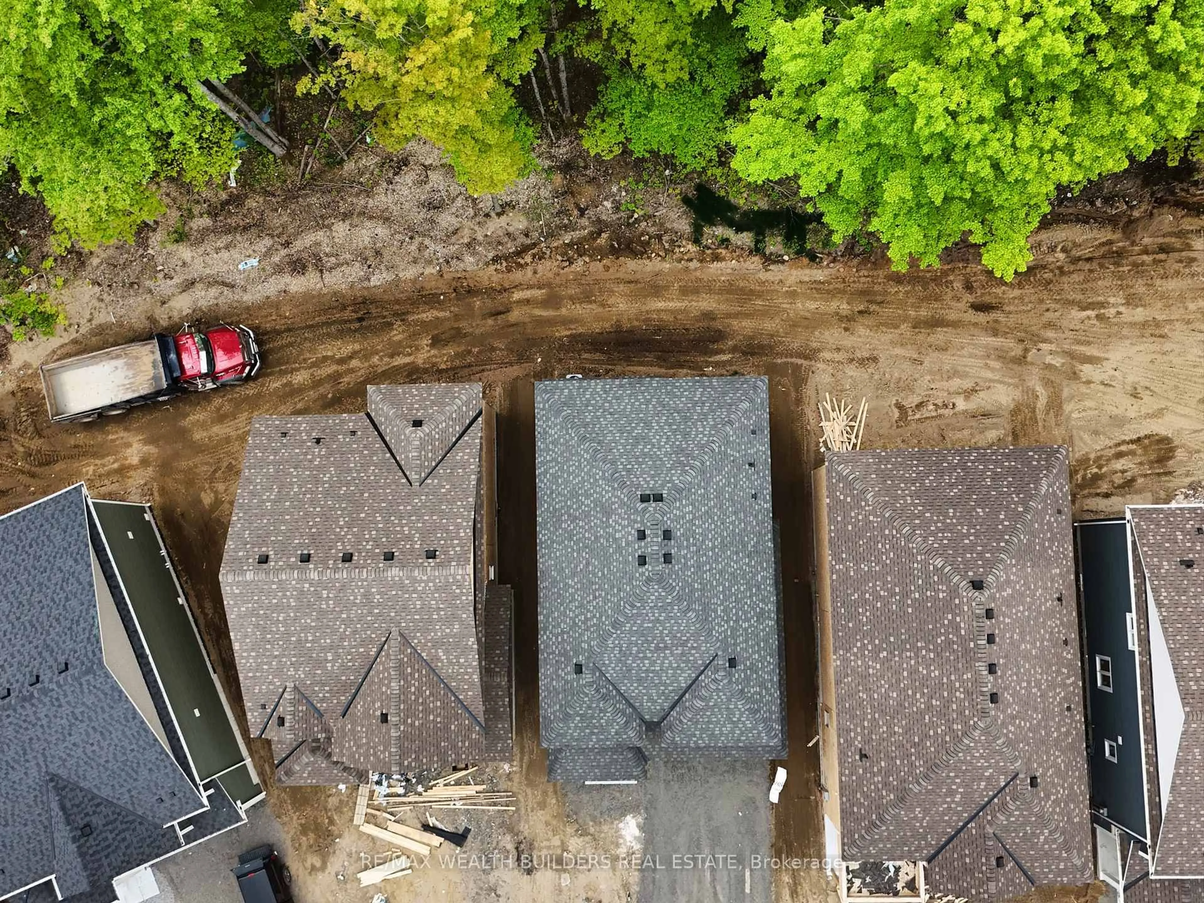A pic from outside/outdoor area/front of a property/back of a property/a pic from drone, building for 185 Mceachern Lane, Gravenhurst Ontario P1P 1A7