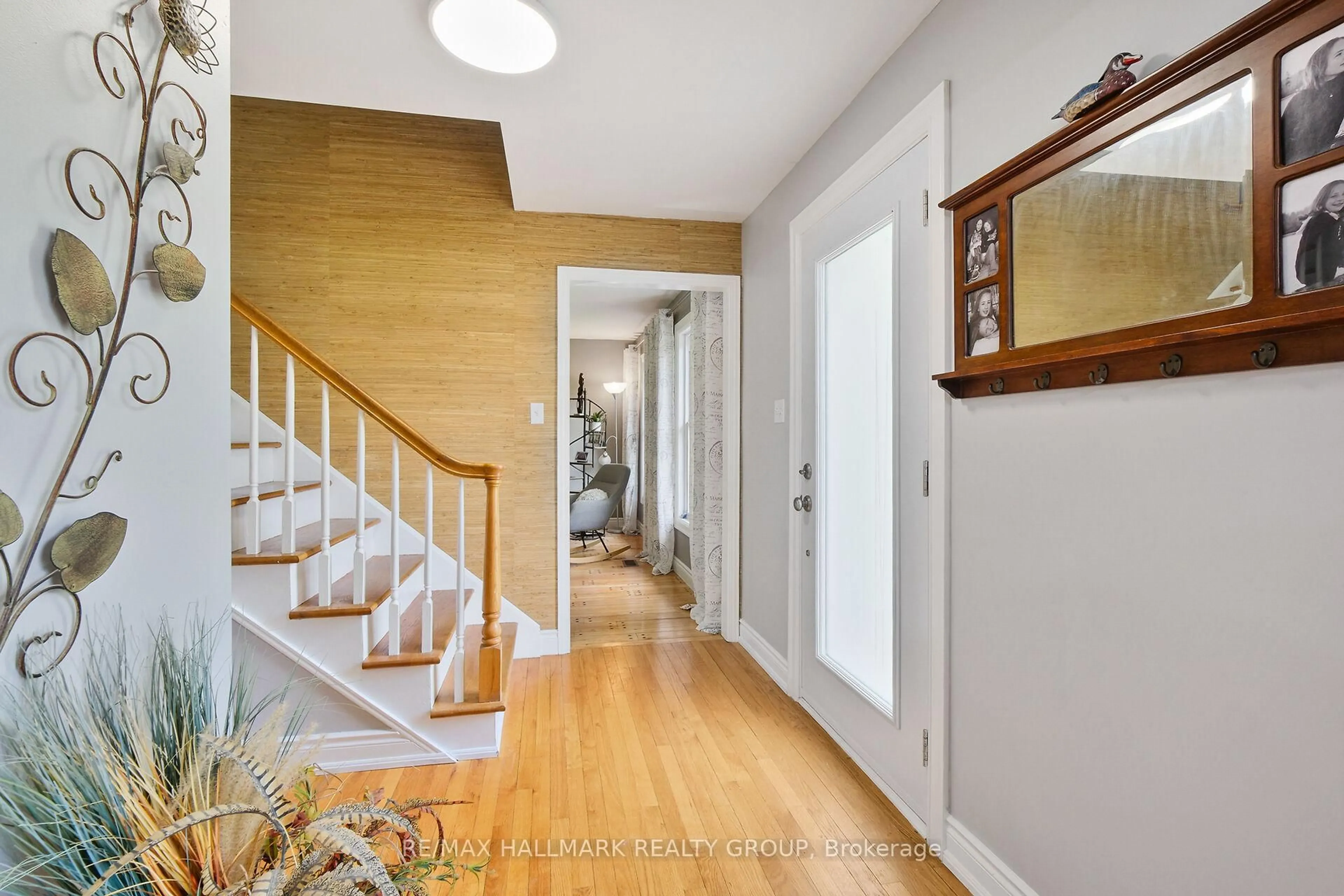Indoor entryway for 1430 Royal Maple Dr, Cumberland Ontario K4C 1B5