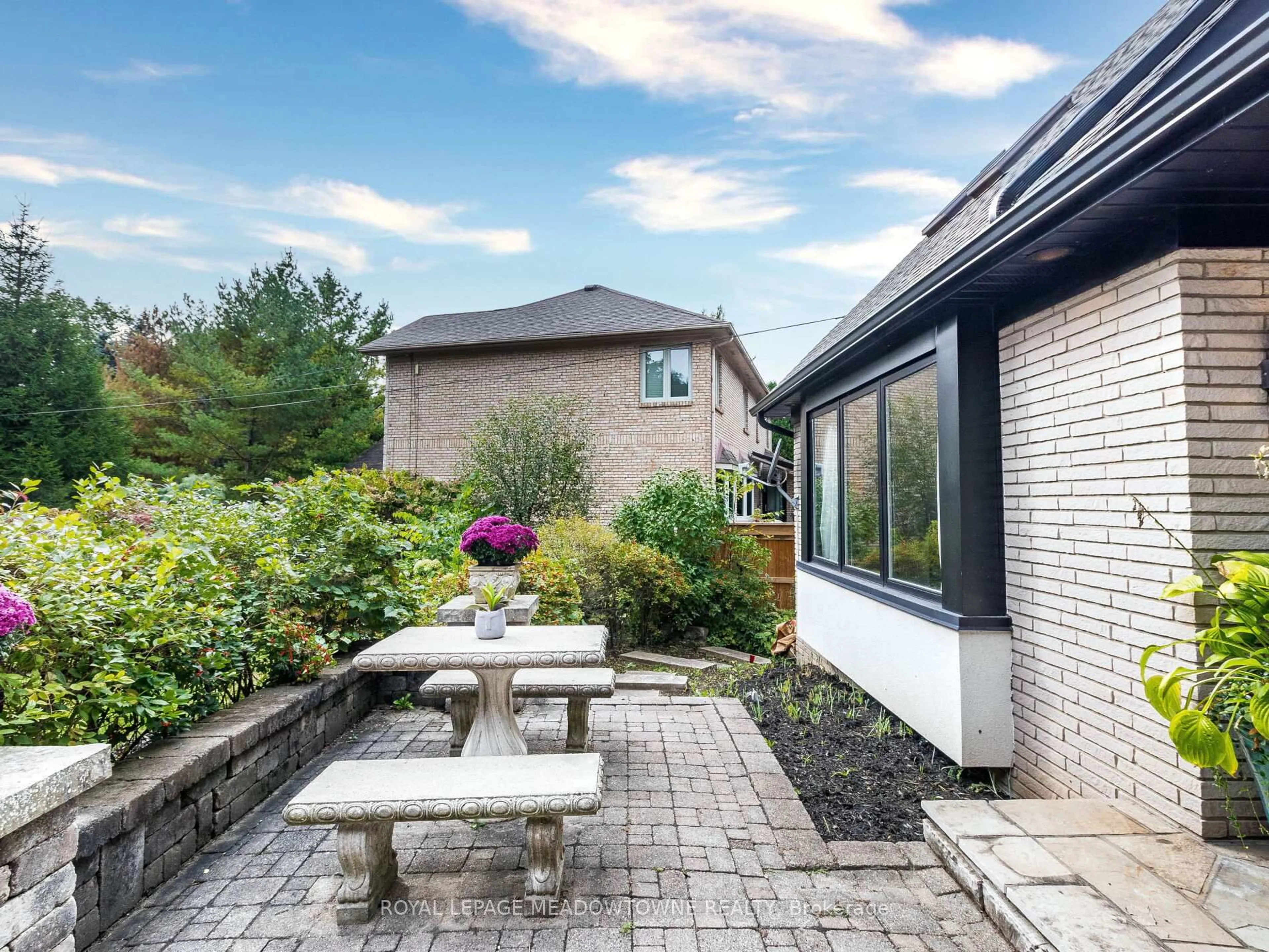 Patio, street for 355 Golf Links Rd, Hamilton Ontario L9G 4G6