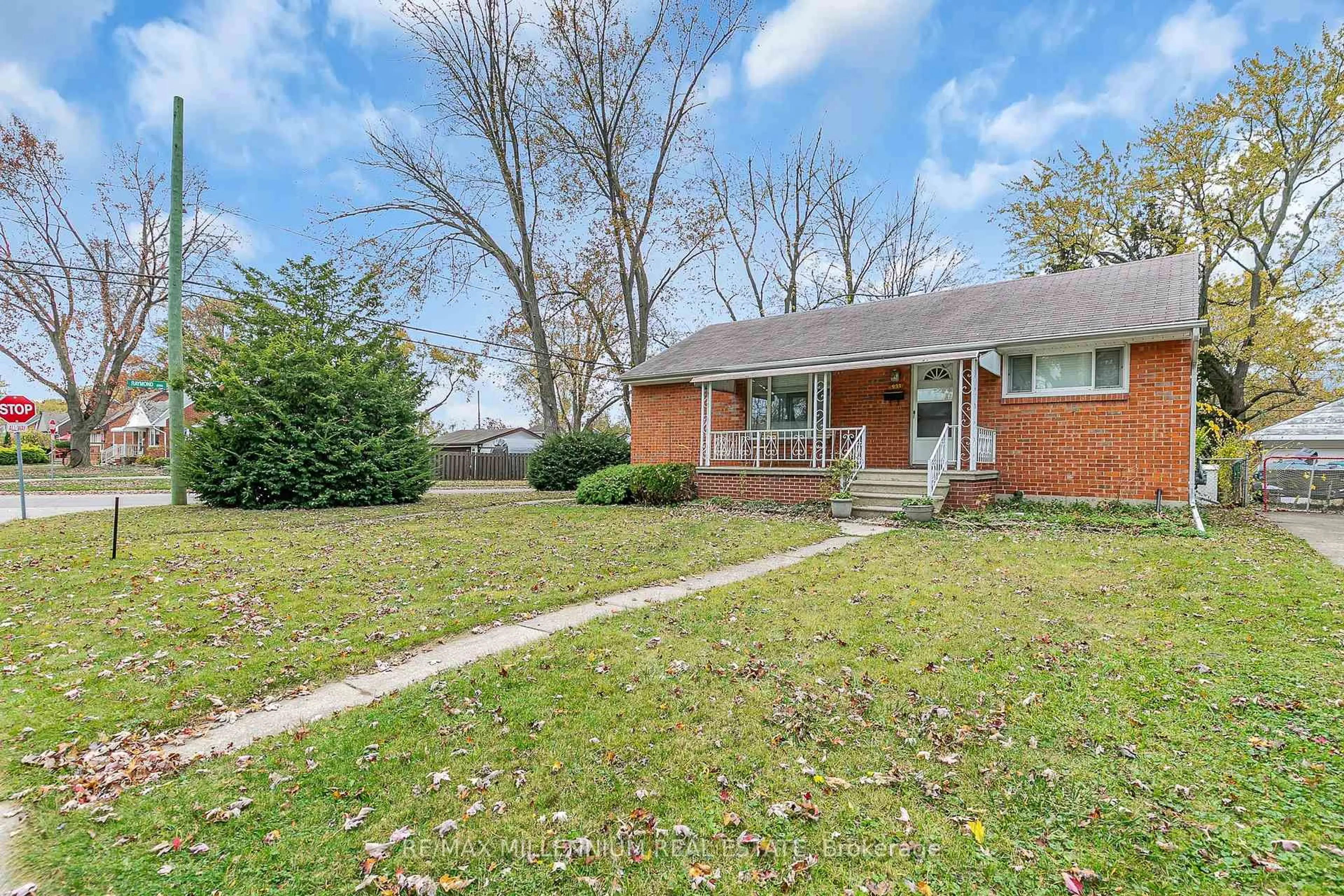 A pic from outside/outdoor area/front of a property/back of a property/a pic from drone, street for 991 Parkview Ave, Windsor Ontario N8S 2X5
