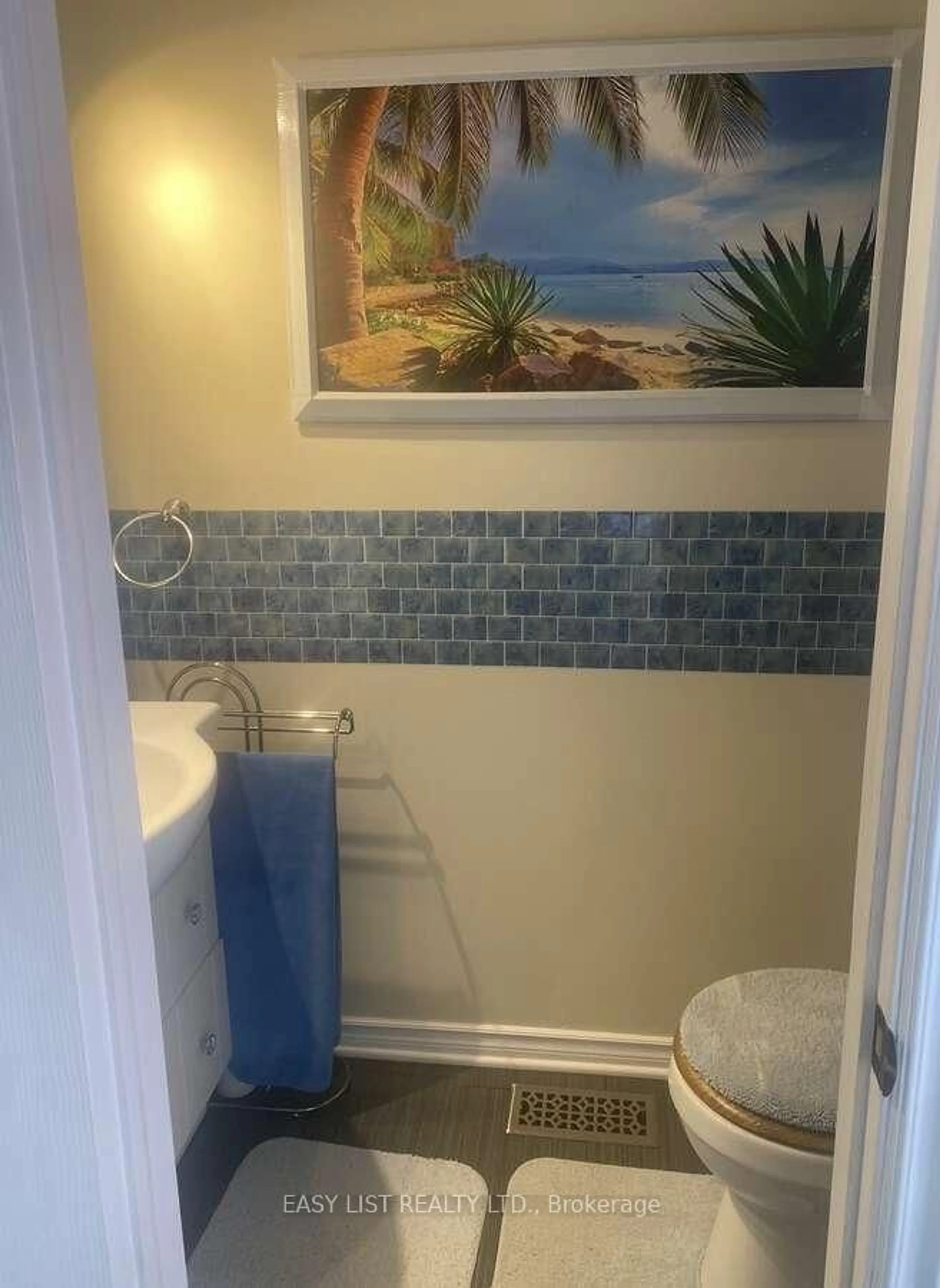 Contemporary bathroom, ceramic/tile floor for 246 Romulus Private, Ottawa Ontario K1K 3Y2