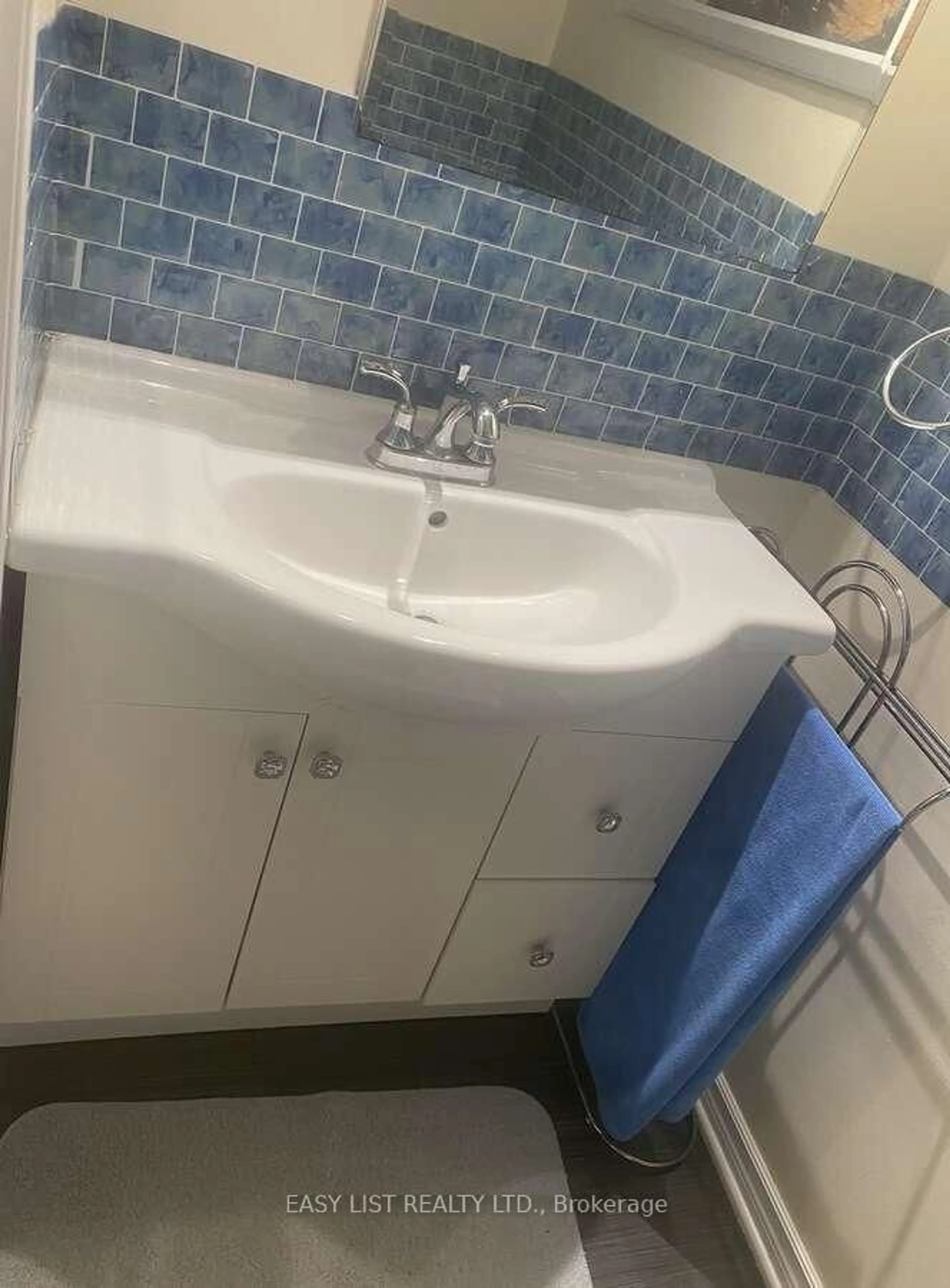 Standard bathroom, ceramic/tile floor for 246 Romulus Private, Ottawa Ontario K1K 3Y2
