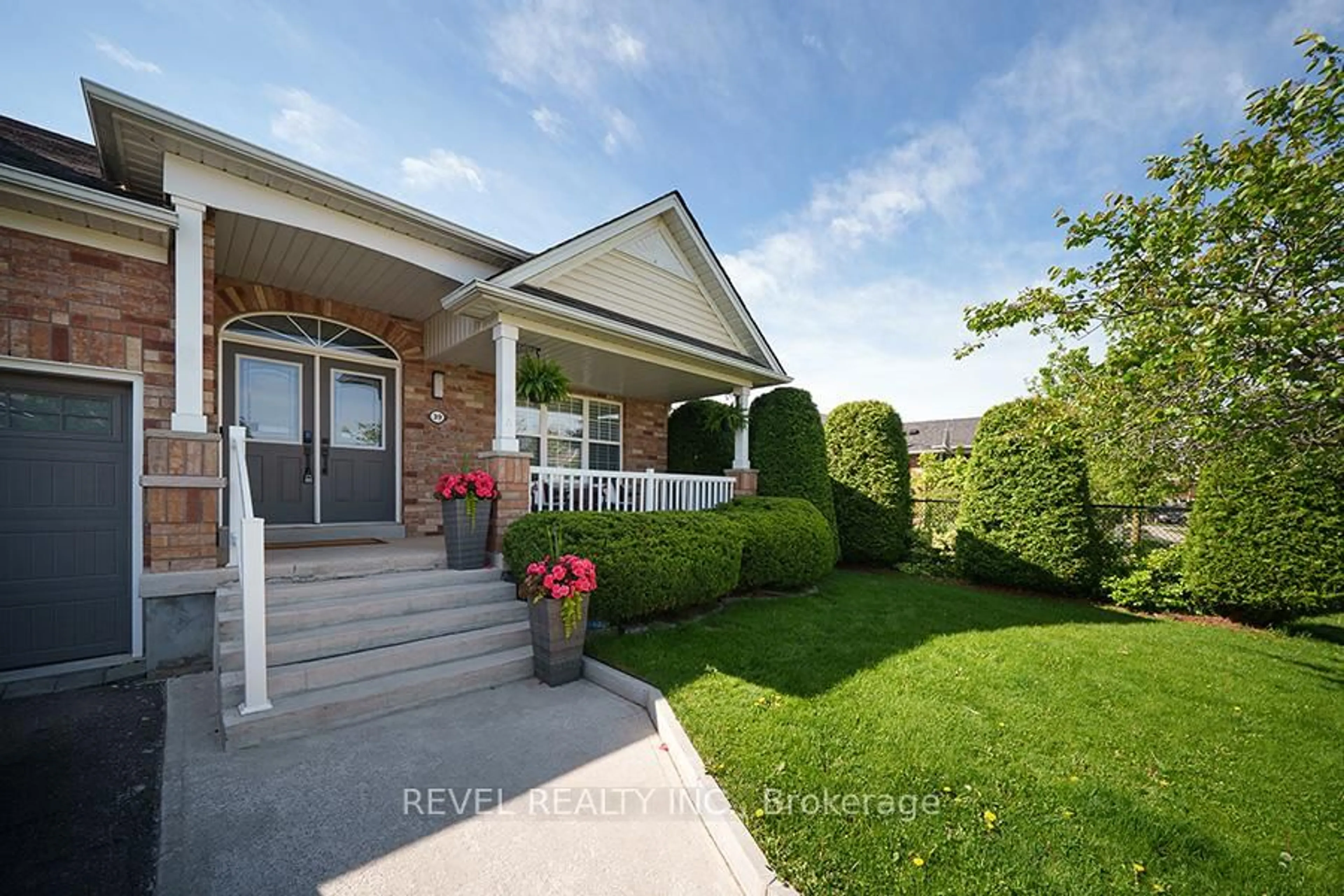 Patio, street for 39 Hunter Way, Brantford Ontario N3T 6S3
