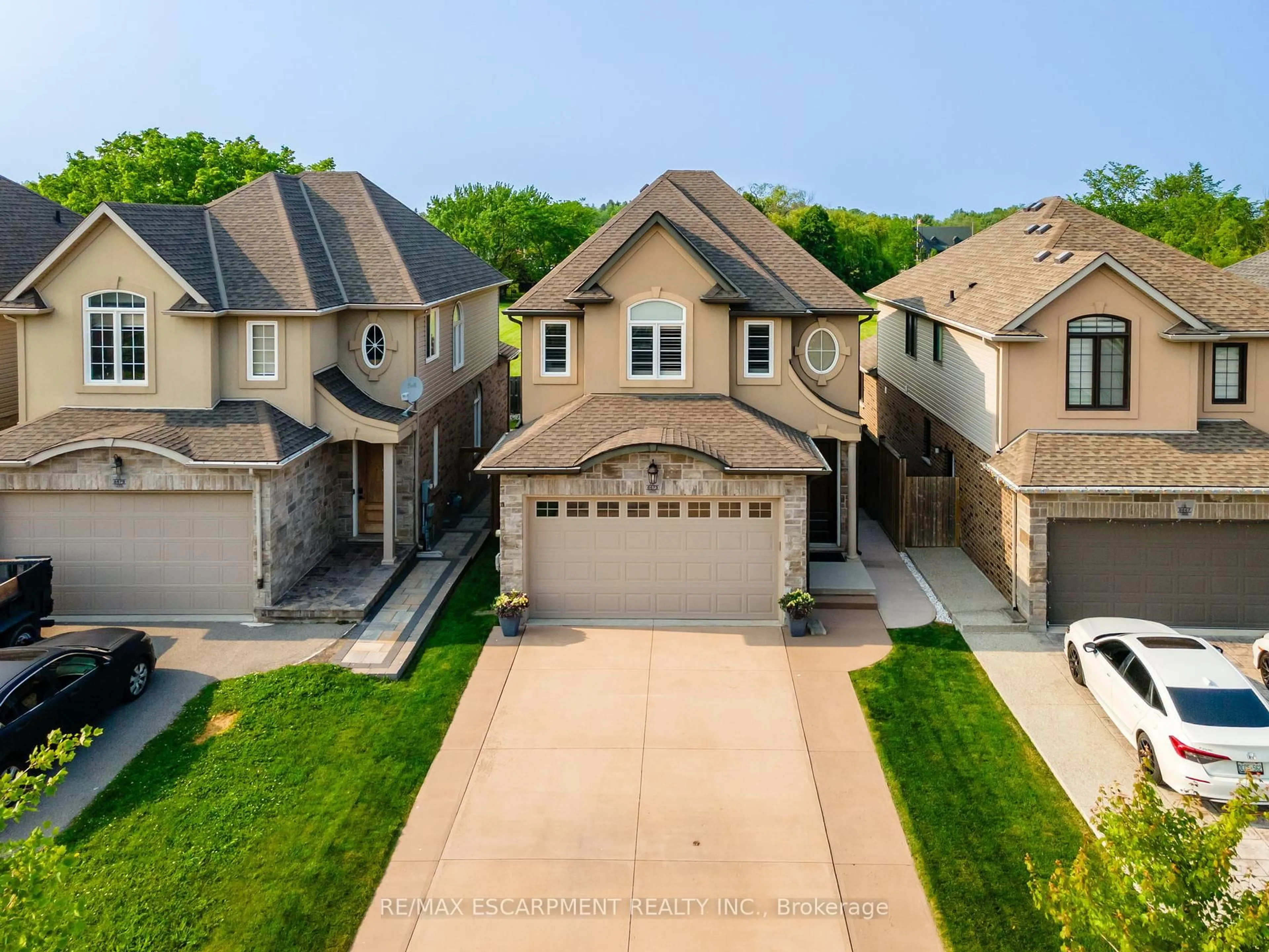 A pic from outside/outdoor area/front of a property/back of a property/a pic from drone, street for 8673 Jennifer Cres, Niagara Falls Ontario L2H 0J1