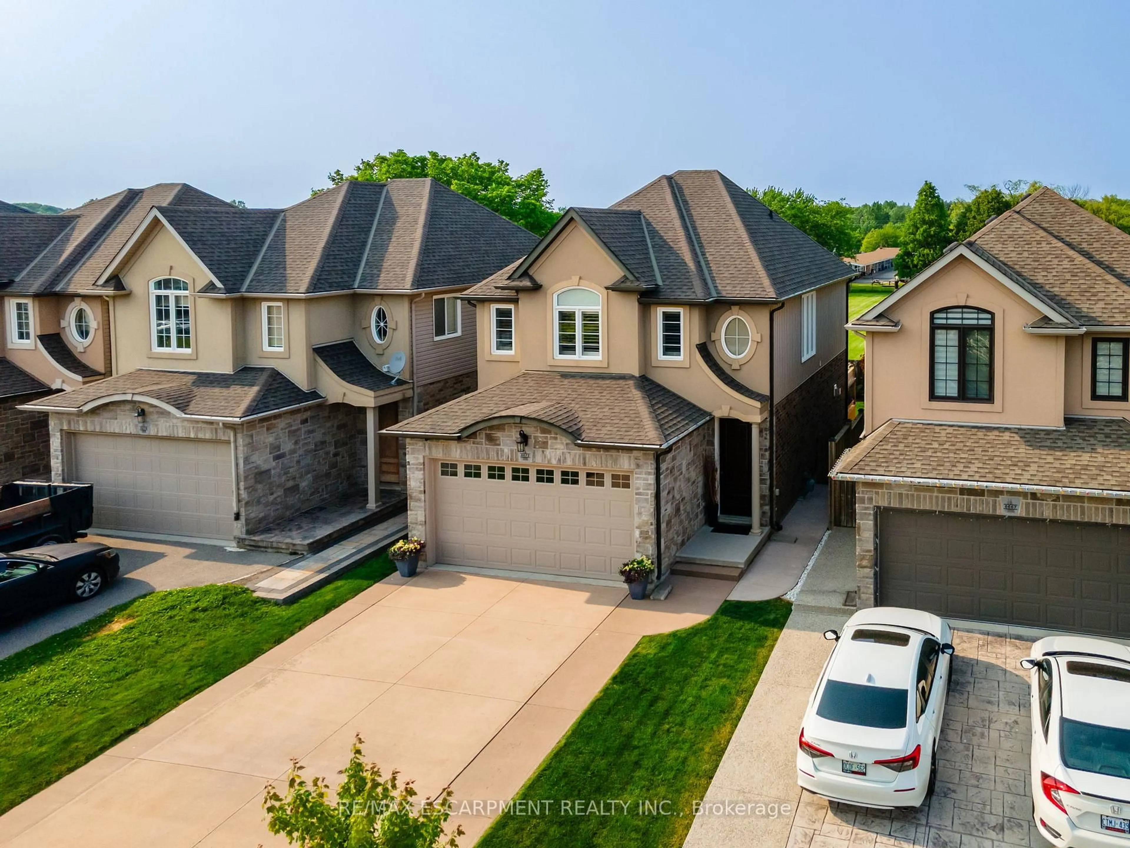 A pic from outside/outdoor area/front of a property/back of a property/a pic from drone, street for 8673 Jennifer Cres, Niagara Falls Ontario L2H 0J1