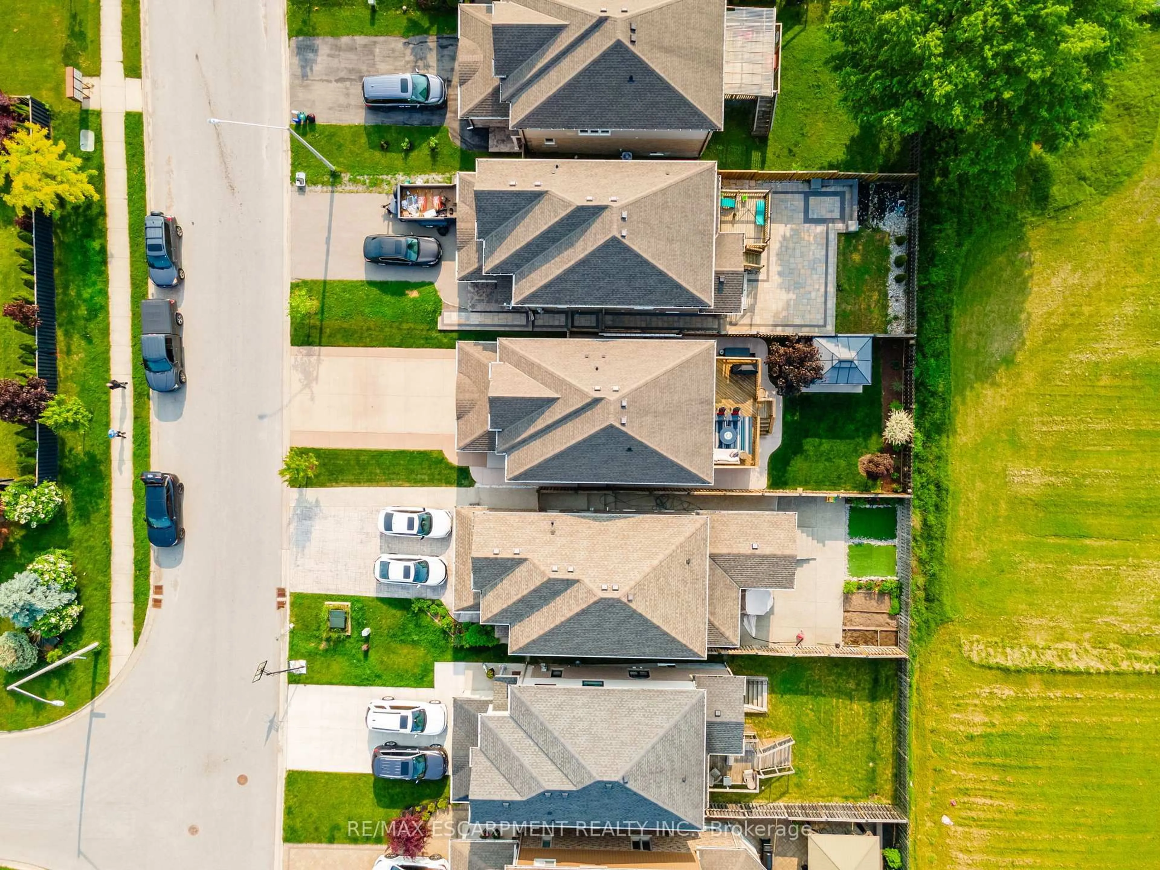 A pic from outside/outdoor area/front of a property/back of a property/a pic from drone, street for 8673 Jennifer Cres, Niagara Falls Ontario L2H 0J1