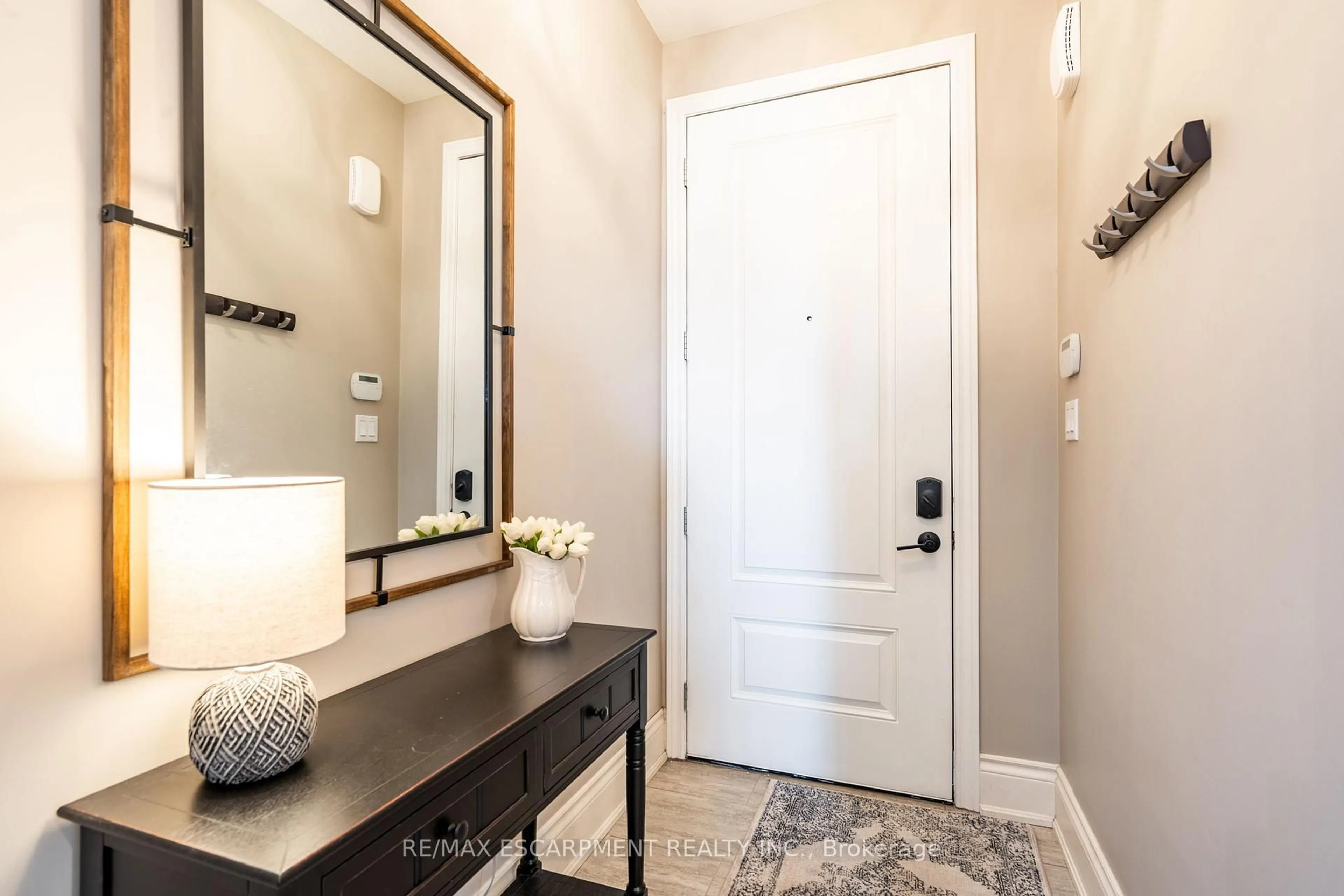 Indoor entryway for 8673 Jennifer Cres, Niagara Falls Ontario L2H 0J1